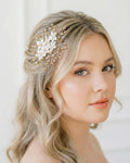 Blüten Haarkamm mit hellgoldenen Kristallen für Braut, Hochzeits Haarschmuck mit Blumen, handgemachter Brautfrisur Schmuck - AVYRAA BRIDAL