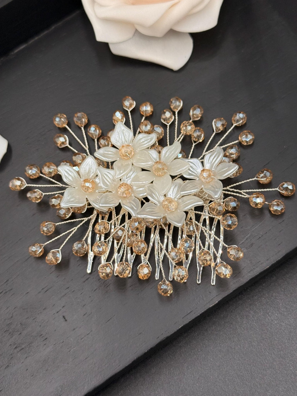 Blüten Haarkamm mit hellgoldenen Kristallen für Braut, Hochzeits Haarschmuck mit Blumen, handgemachter Brautfrisur Schmuck - AVYRAA BRIDAL