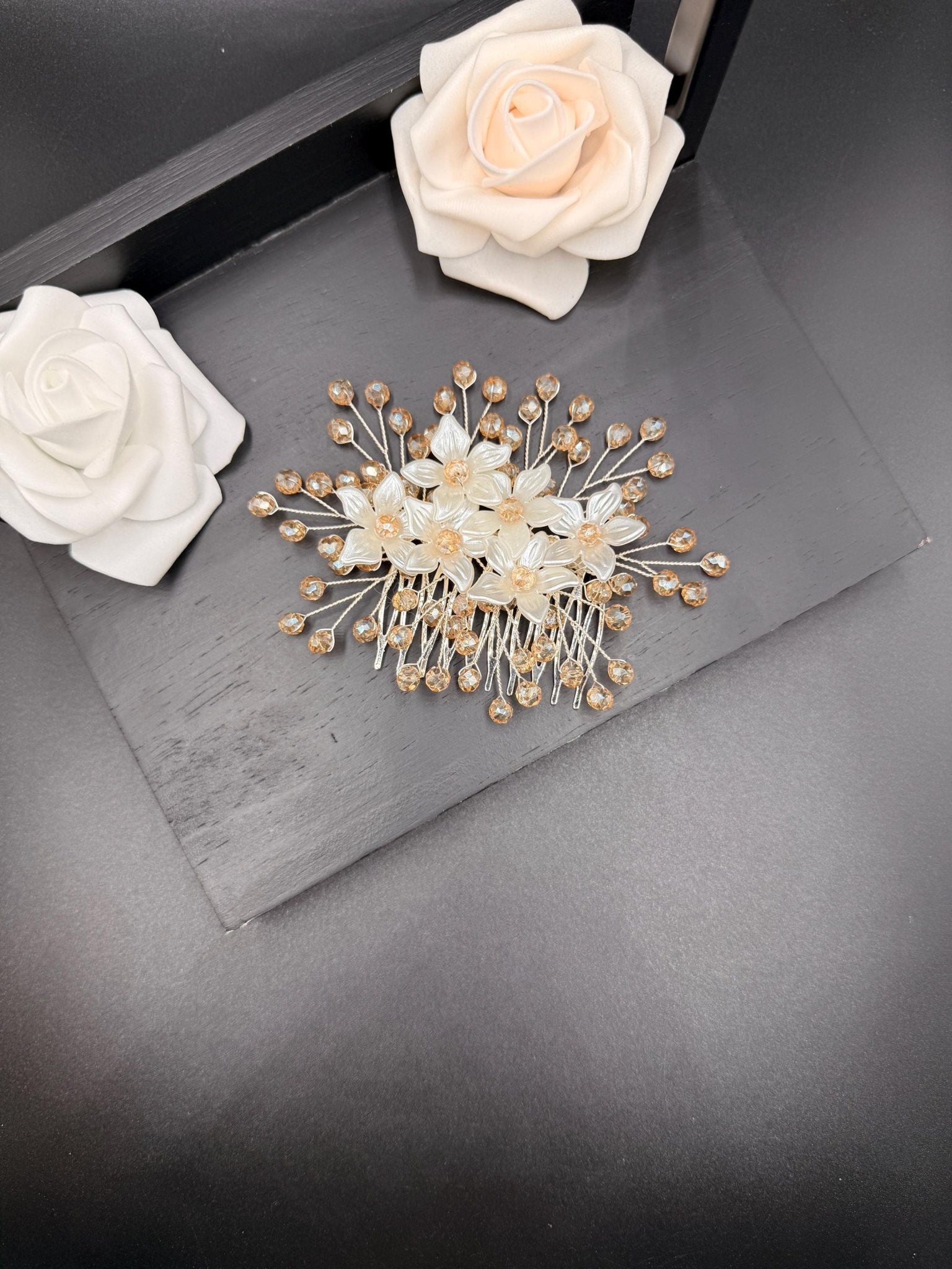 Blüten Haarkamm mit hellgoldenen Kristallen für Braut, Hochzeits Haarschmuck mit Blumen, handgemachter Brautfrisur Schmuck - AVYRAA BRIDAL