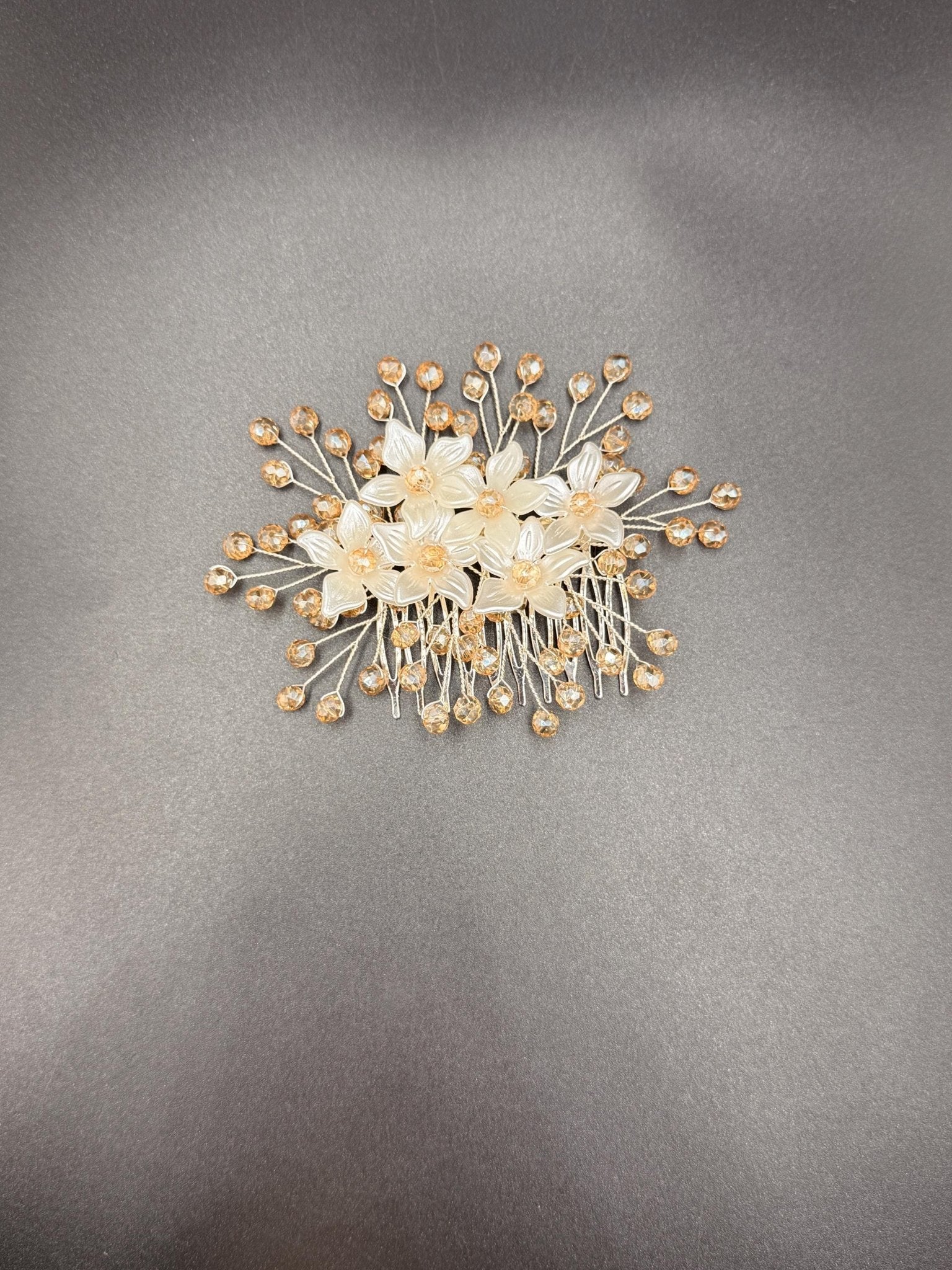 Blüten Haarkamm mit hellgoldenen Kristallen für Braut, Hochzeits Haarschmuck mit Blumen, handgemachter Brautfrisur Schmuck - AVYRAA BRIDAL