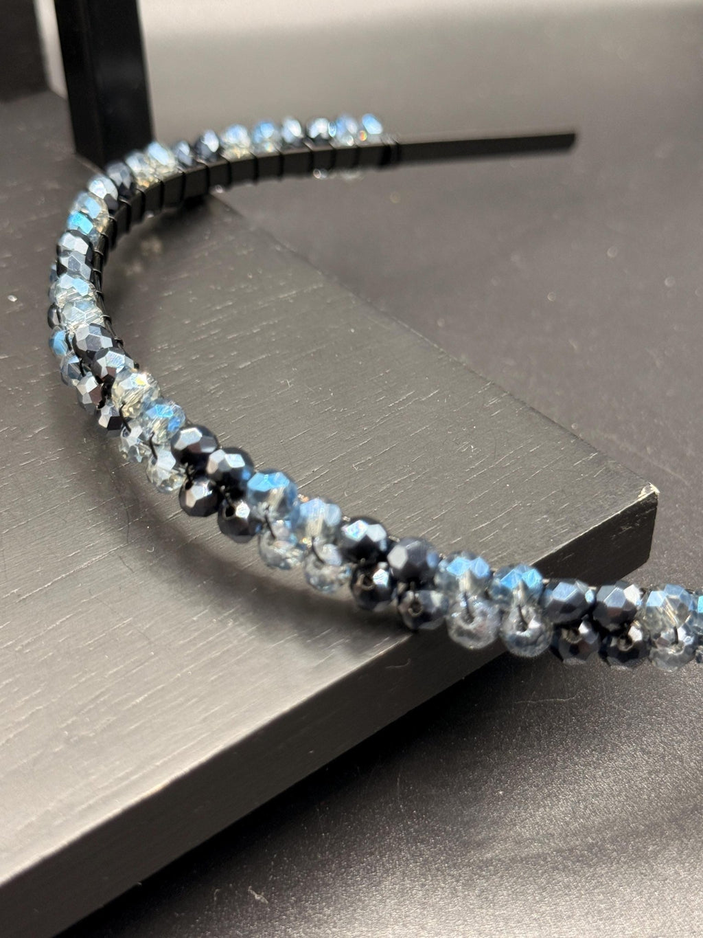 Bordeauxfarbener Kristall - Haarreif – Handgefertigter Kopfschmuck für festliche Anlässe & Hochzeiten - AVYRAA BRIDAL