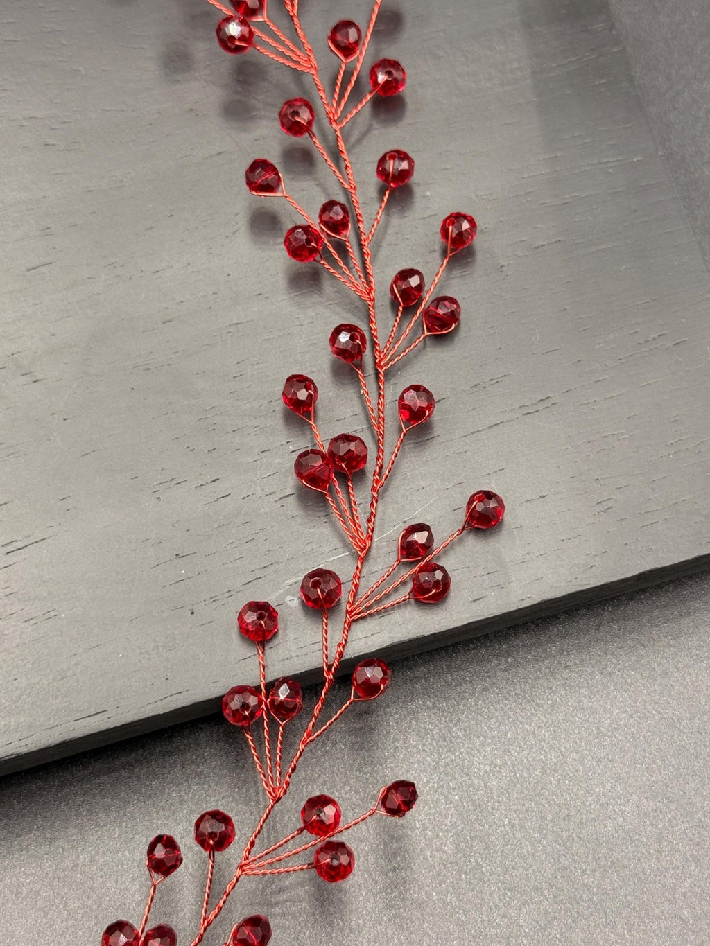 Bordeauxrote Kristall Haarrebe mit rotem Draht – Flexibler Brautschmuck in Weinrot - AVYRAA BRIDAL
