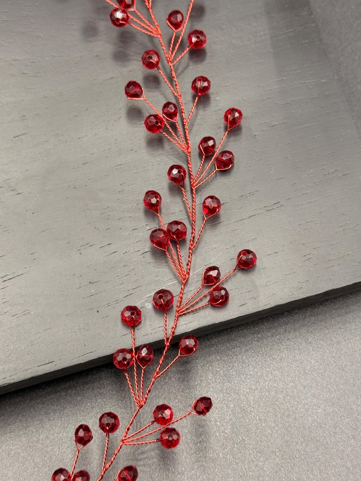 Bordeauxrote Kristall Haarrebe mit rotem Draht – Flexibler Brautschmuck in Weinrot - AVYRAA BRIDAL