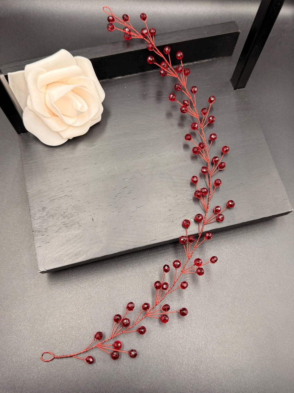 Bordeauxrote Kristall Haarrebe mit rotem Draht – Flexibler Brautschmuck in Weinrot - AVYRAA BRIDAL
