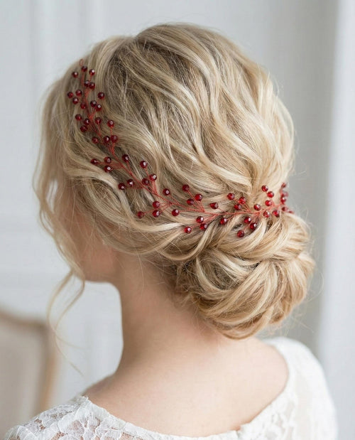 Bordeauxrote Kristall Haarrebe mit rotem Draht – Flexibler Brautschmuck in Weinrot - AVYRAA BRIDAL