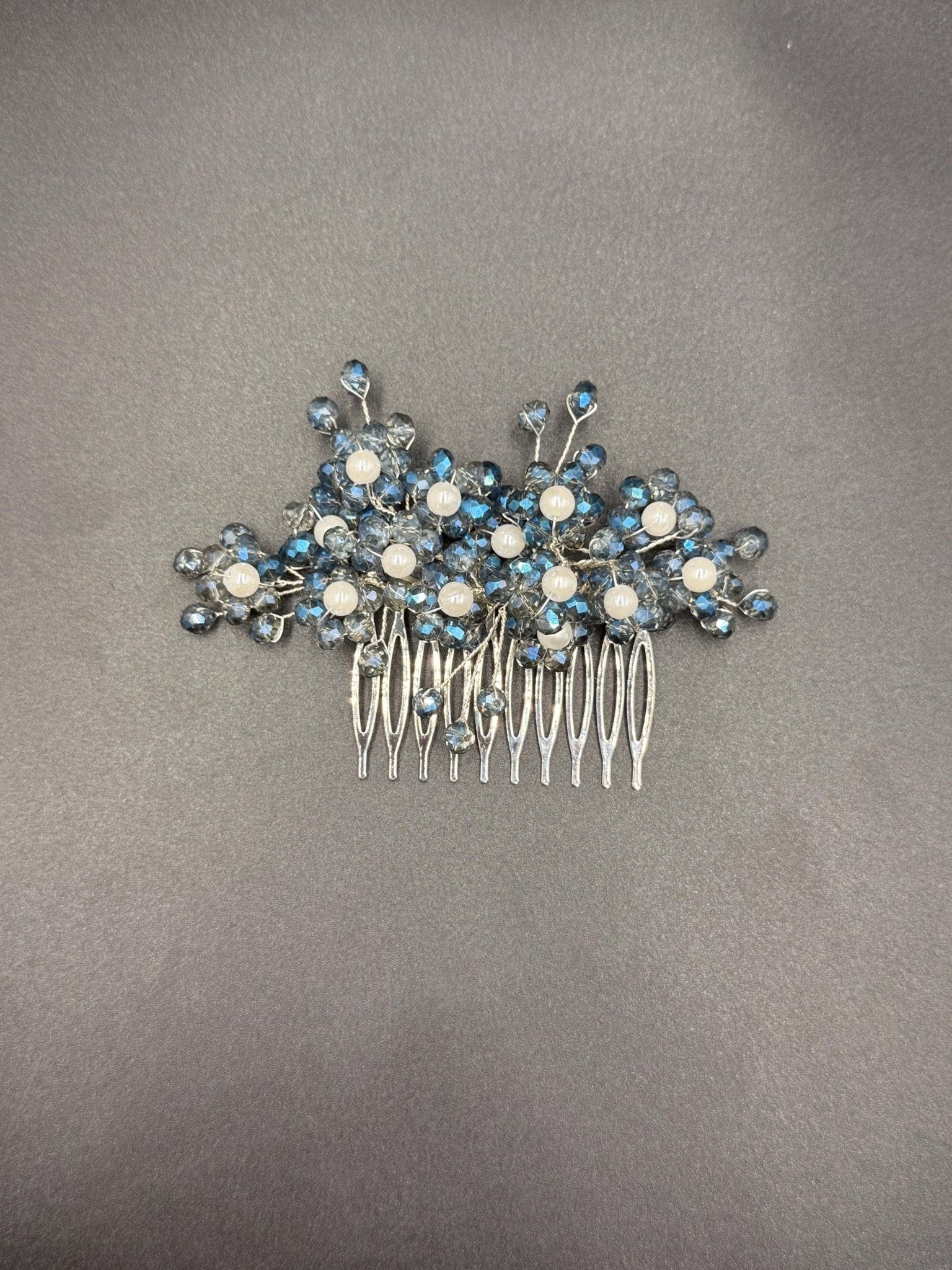 Braut Haarkamm mit dunkelblauen Kristallen und Perlen – handgefertigter eleganter Hochzeitsschmuck - AVYRAA BRIDAL