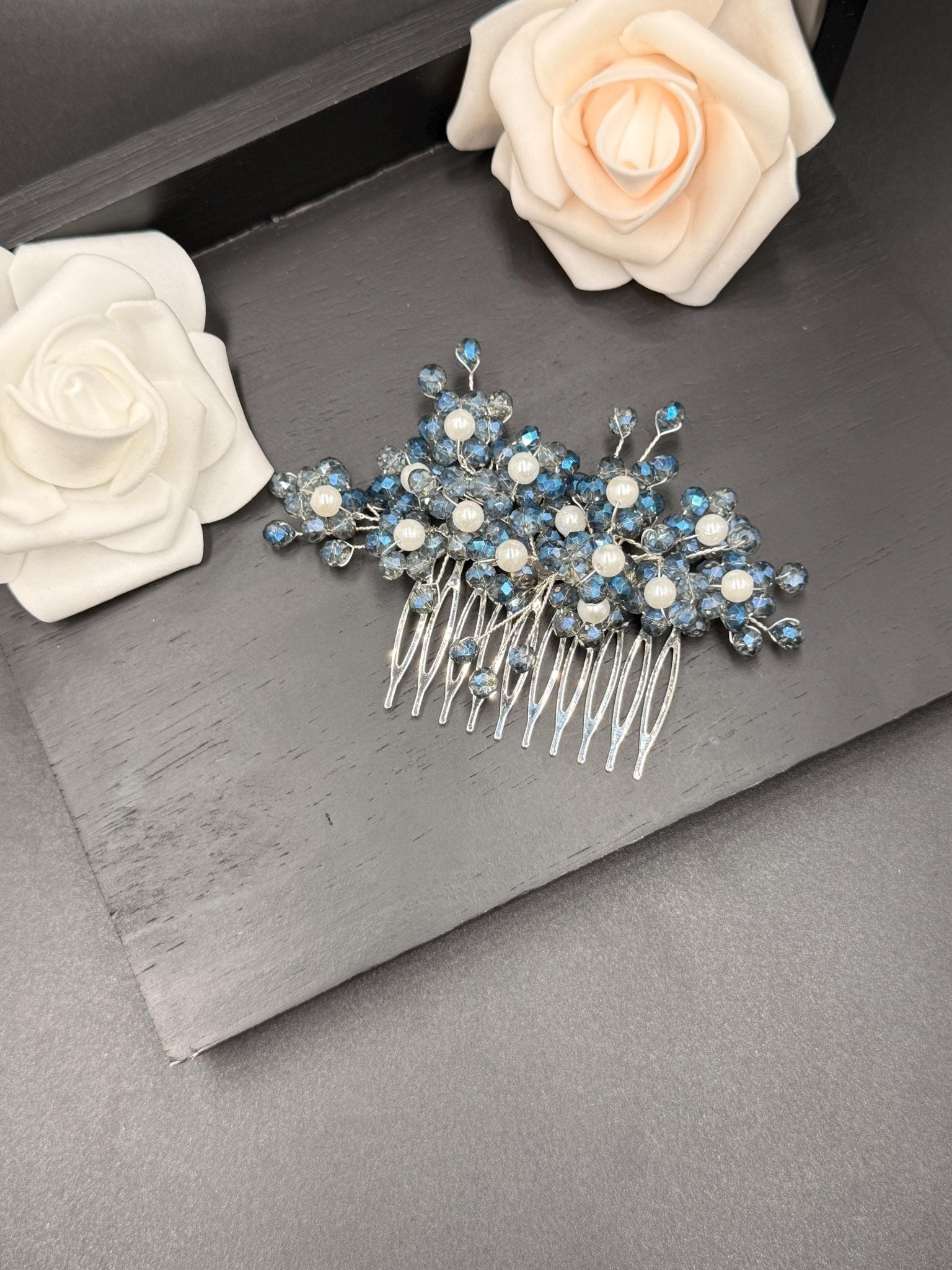 Braut Haarkamm mit dunkelblauen Kristallen und Perlen – handgefertigter eleganter Hochzeitsschmuck - AVYRAA BRIDAL