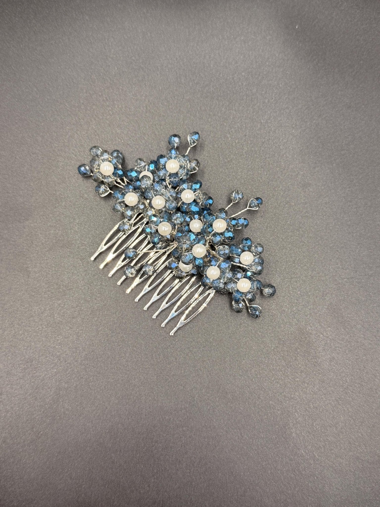 Braut Haarkamm mit dunkelblauen Kristallen und Perlen – handgefertigter eleganter Hochzeitsschmuck - AVYRAA BRIDAL