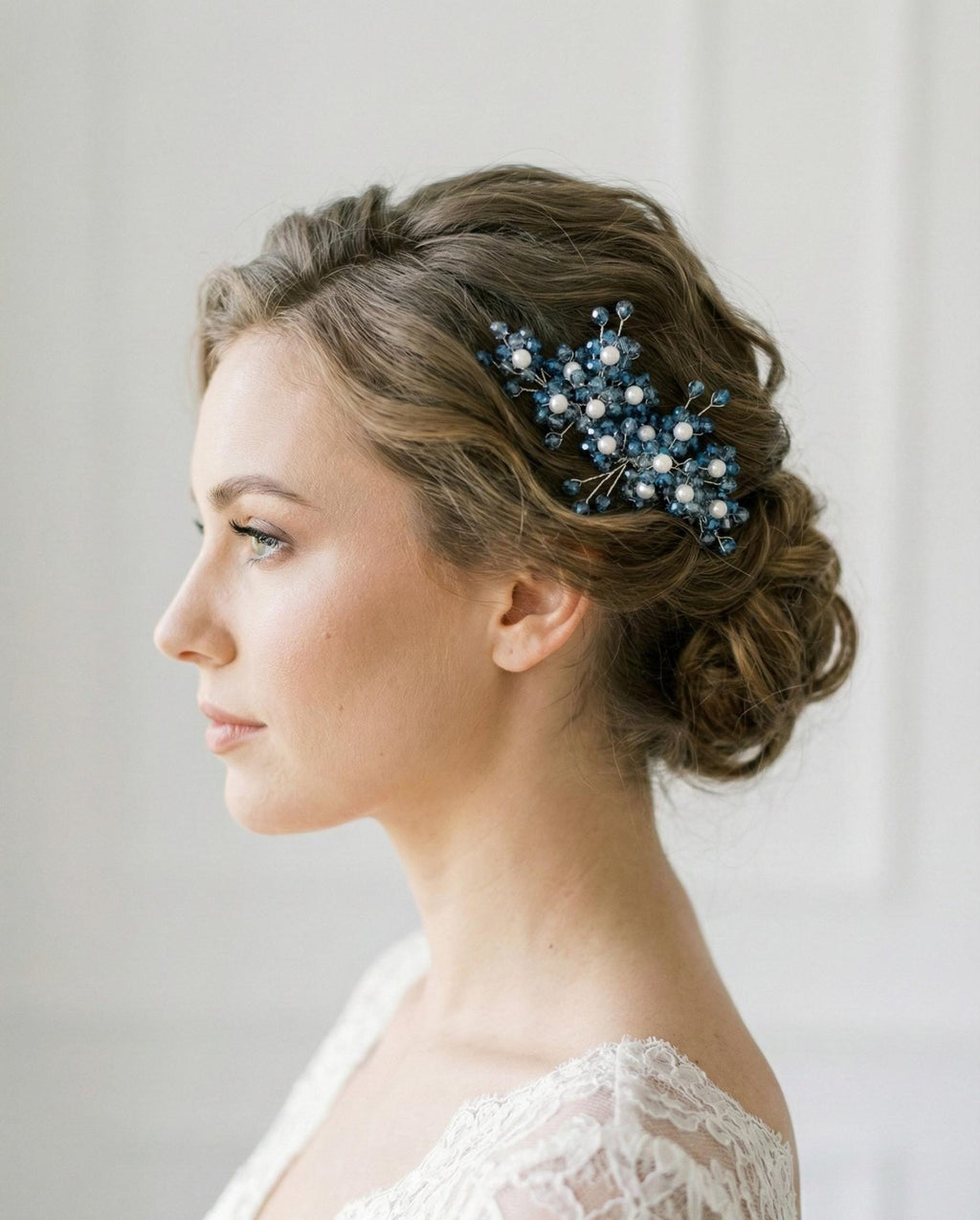 Braut Haarkamm mit dunkelblauen Kristallen und Perlen – handgefertigter eleganter Hochzeitsschmuck - AVYRAA BRIDAL