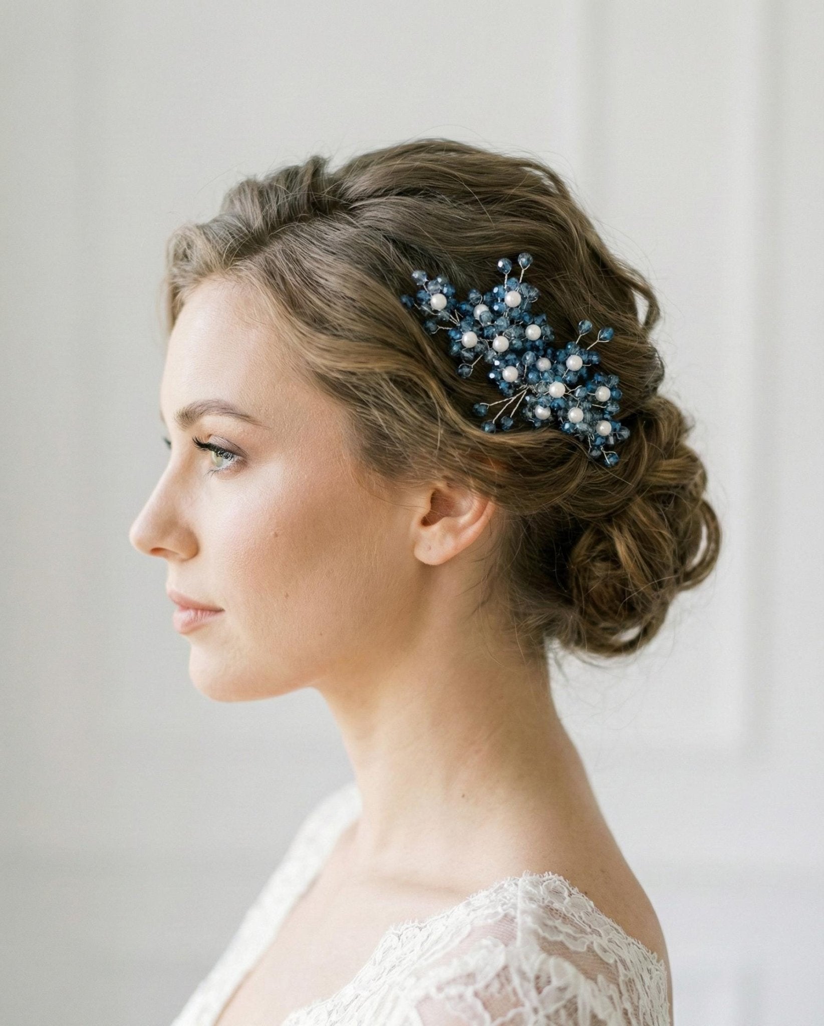Braut Haarkamm mit dunkelblauen Kristallen und Perlen – handgefertigter eleganter Hochzeitsschmuck - AVYRAA BRIDAL