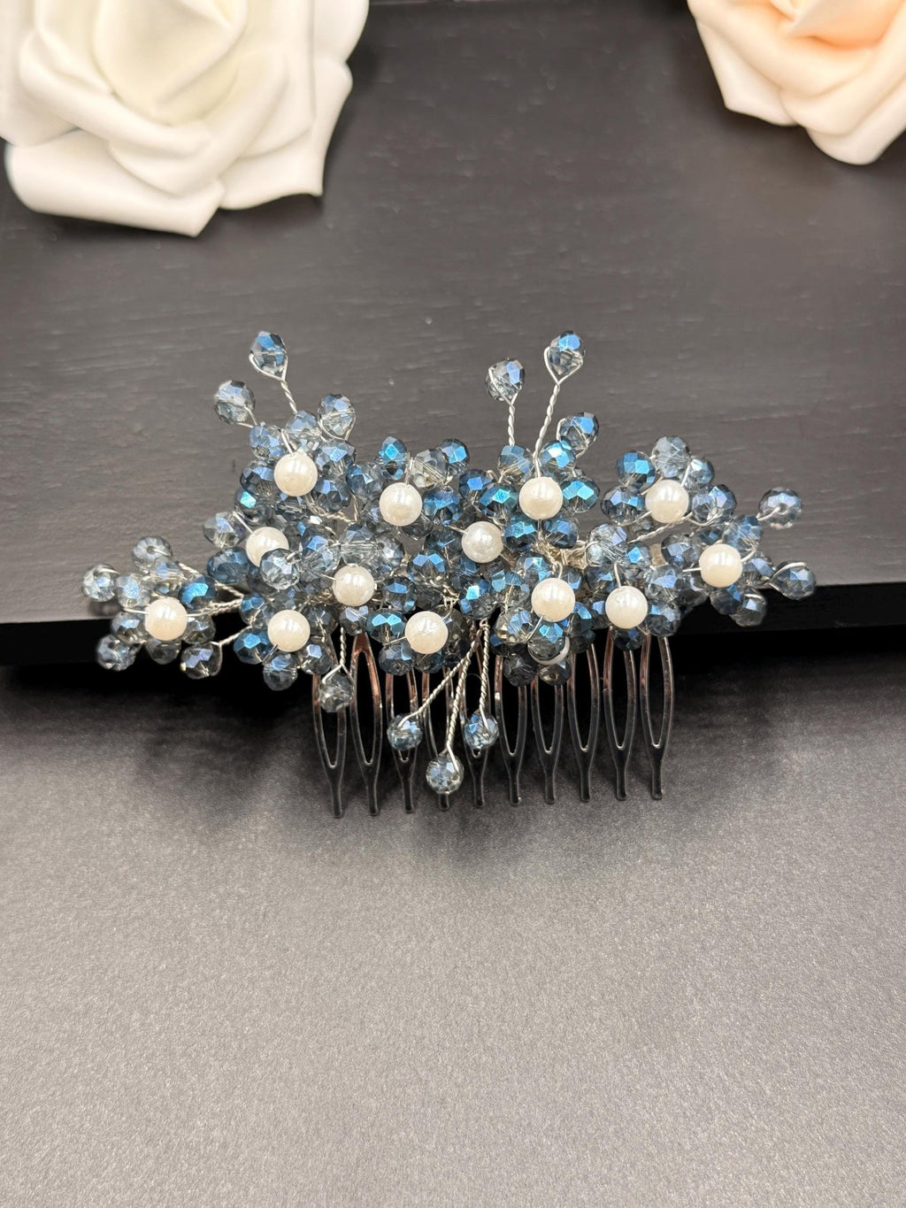 Braut Haarkamm mit dunkelblauen Kristallen und Perlen – handgefertigter eleganter Hochzeitsschmuck - AVYRAA BRIDAL