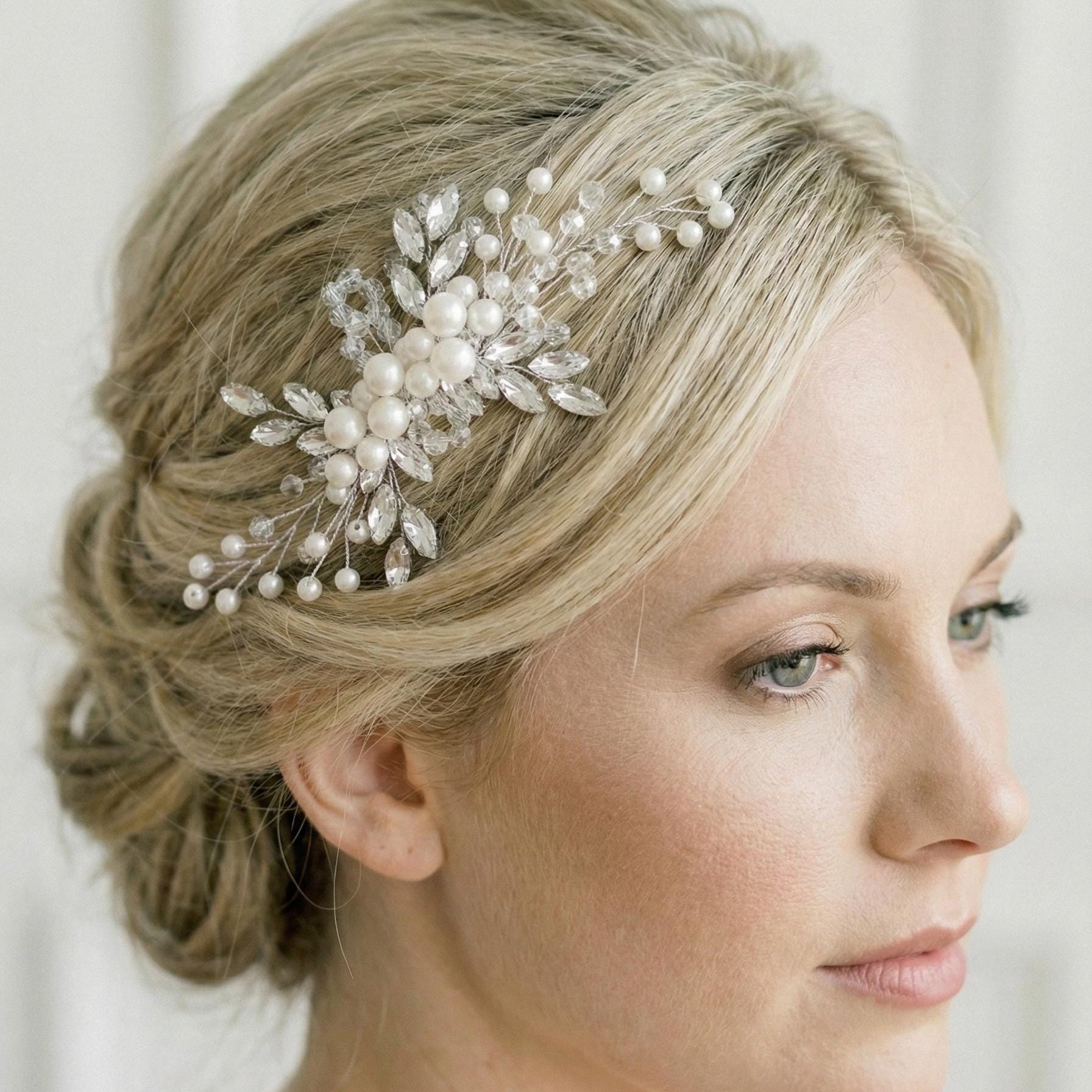 Braut Haarkamm mit Kristallen und Perlen 16 cm - AVYRAA BRIDAL