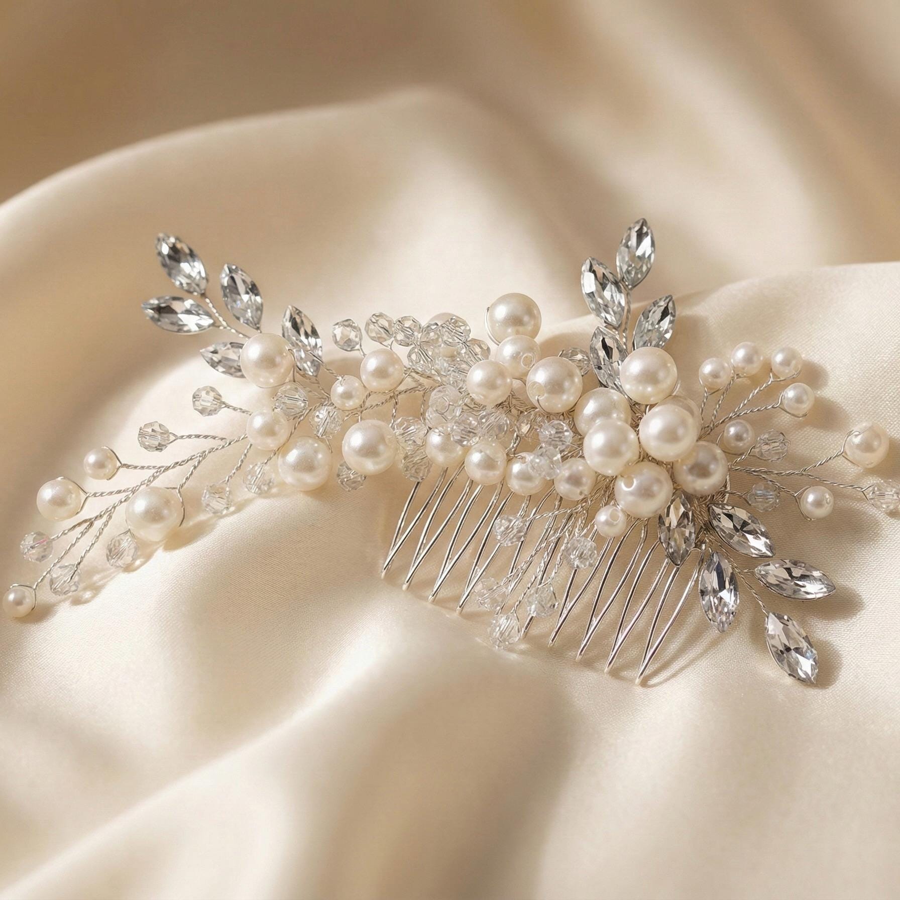 Braut Haarkamm mit Perlen und klaren Kristallen - AVYRAA BRIDAL