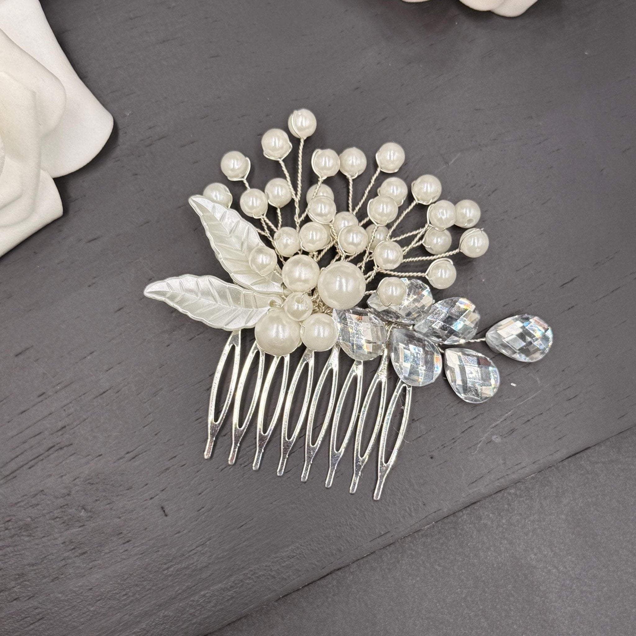 Braut Haarkamm mit Perlen und silbernen Blättern - AVYRAA BRIDAL