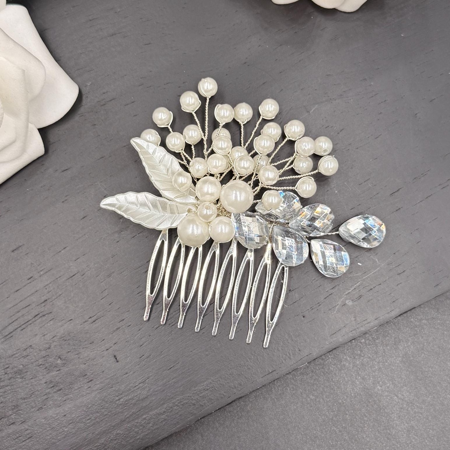 Braut Haarkamm mit Perlen und silbernen Blättern - AVYRAA BRIDAL