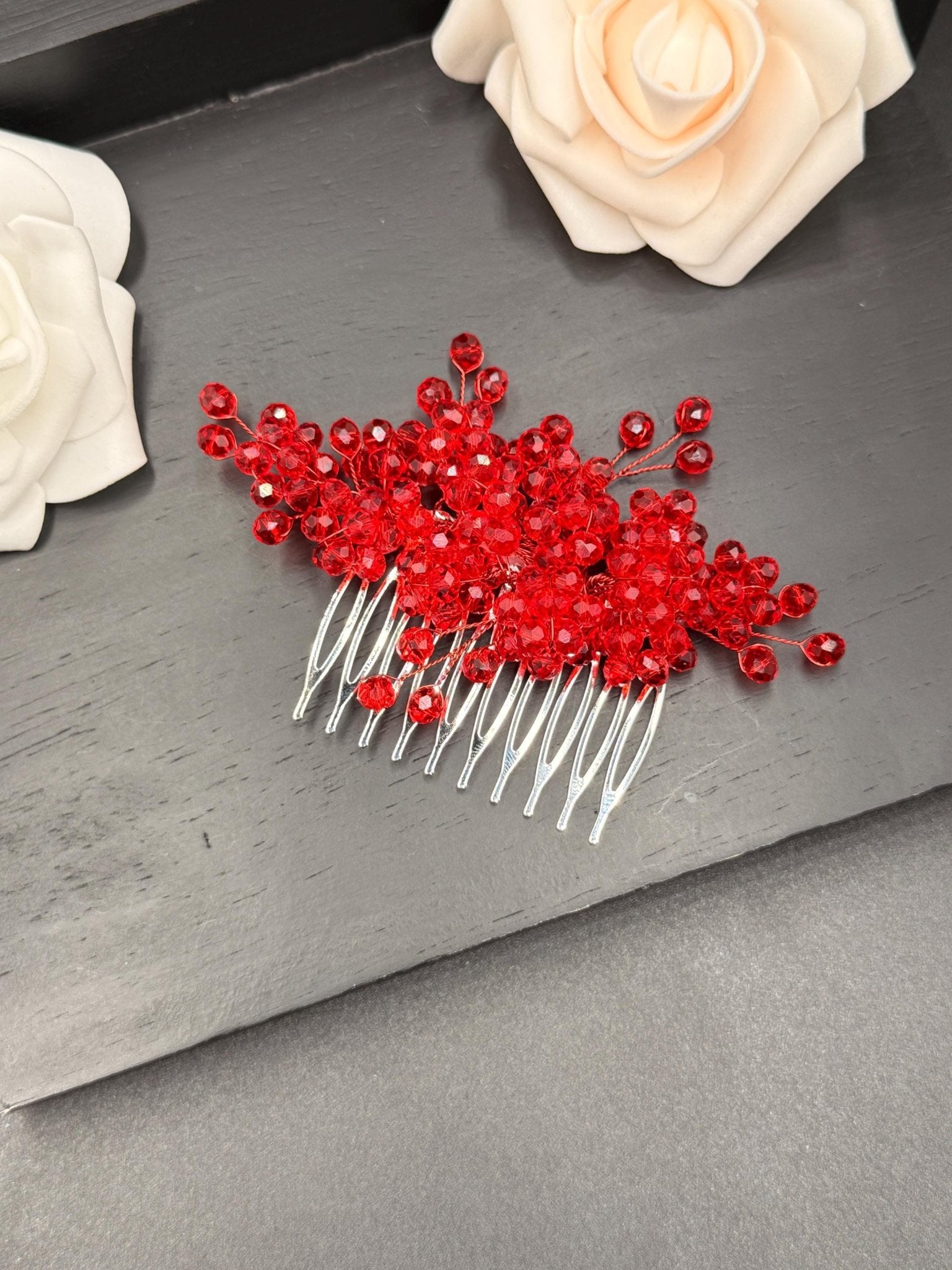 Braut Haarkamm Rubinrot mit funkelnden Kristallen handgefertigt – ausdrucksstarker Hochzeitsschmuck ca. 10 cm - AVYRAA BRIDAL
