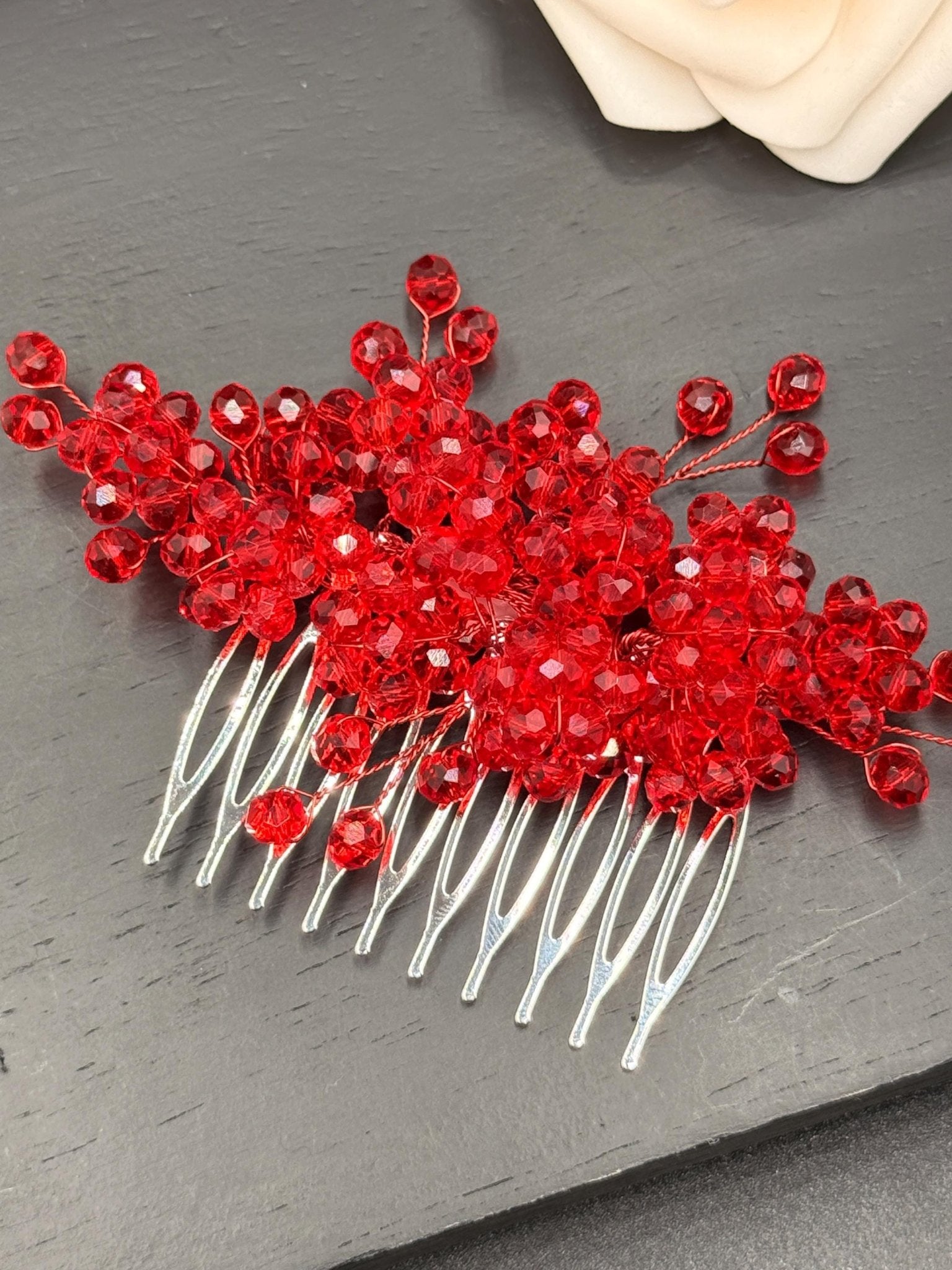 Braut Haarkamm Rubinrot mit funkelnden Kristallen handgefertigt – ausdrucksstarker Hochzeitsschmuck ca. 10 cm - AVYRAA BRIDAL