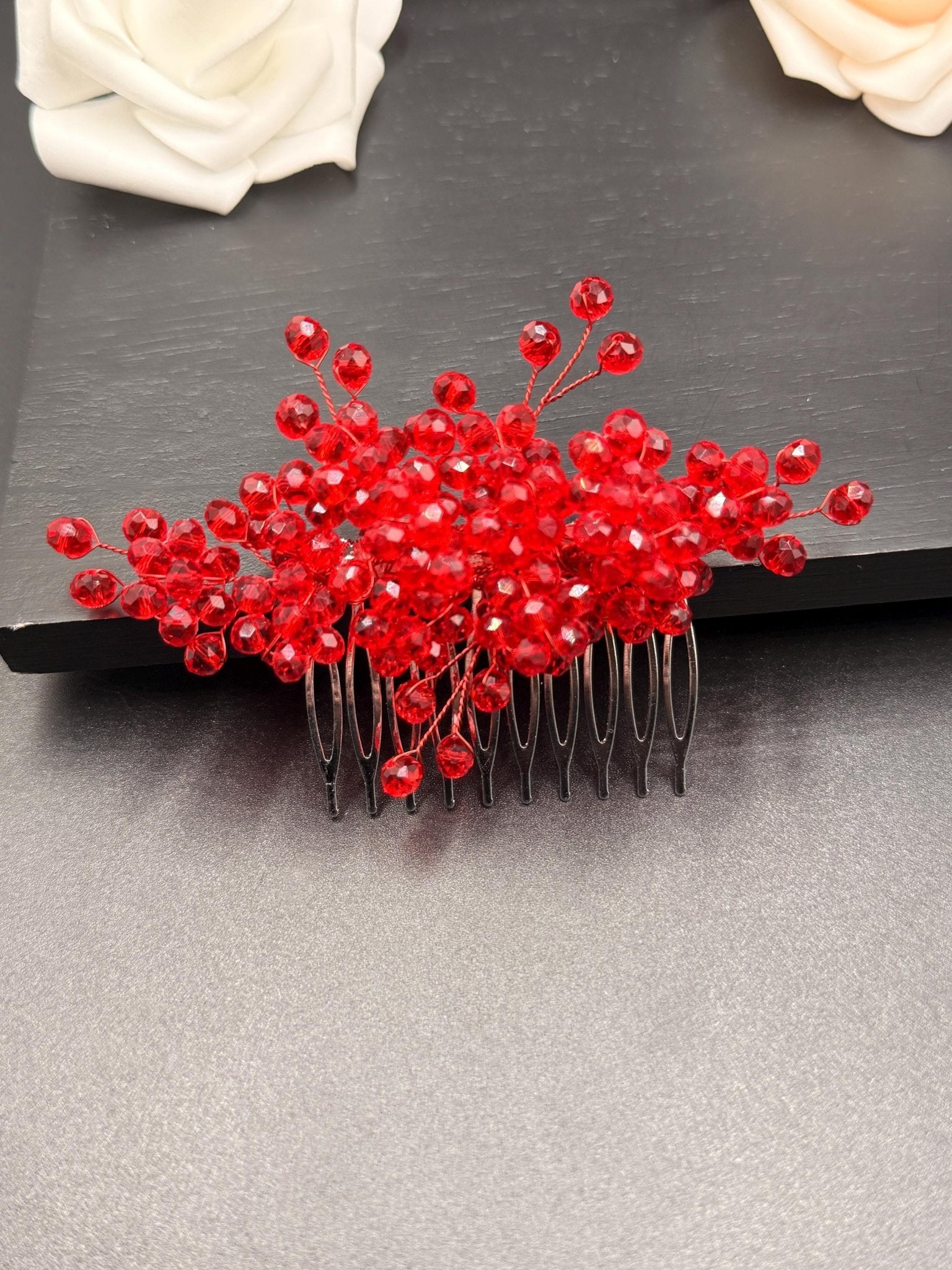 Braut Haarkamm Rubinrot mit funkelnden Kristallen handgefertigt – ausdrucksstarker Hochzeitsschmuck ca. 10 cm - AVYRAA BRIDAL