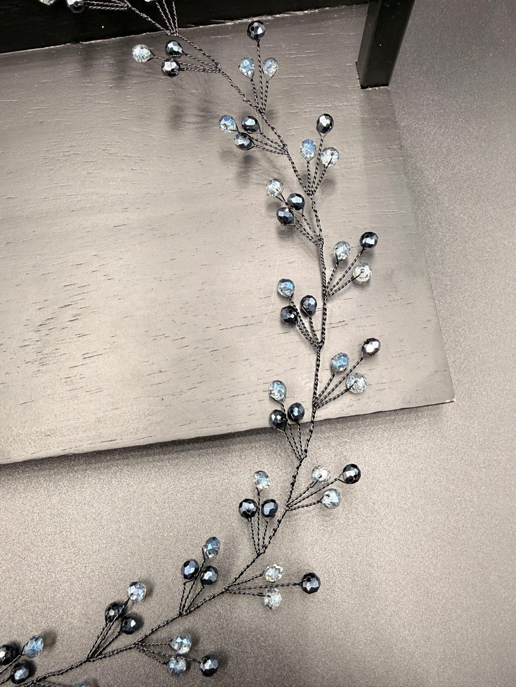 Braut Hair Vine Nachtblau Eisblau Kristall Draht Headpiece - AVYRAA BRIDAL
