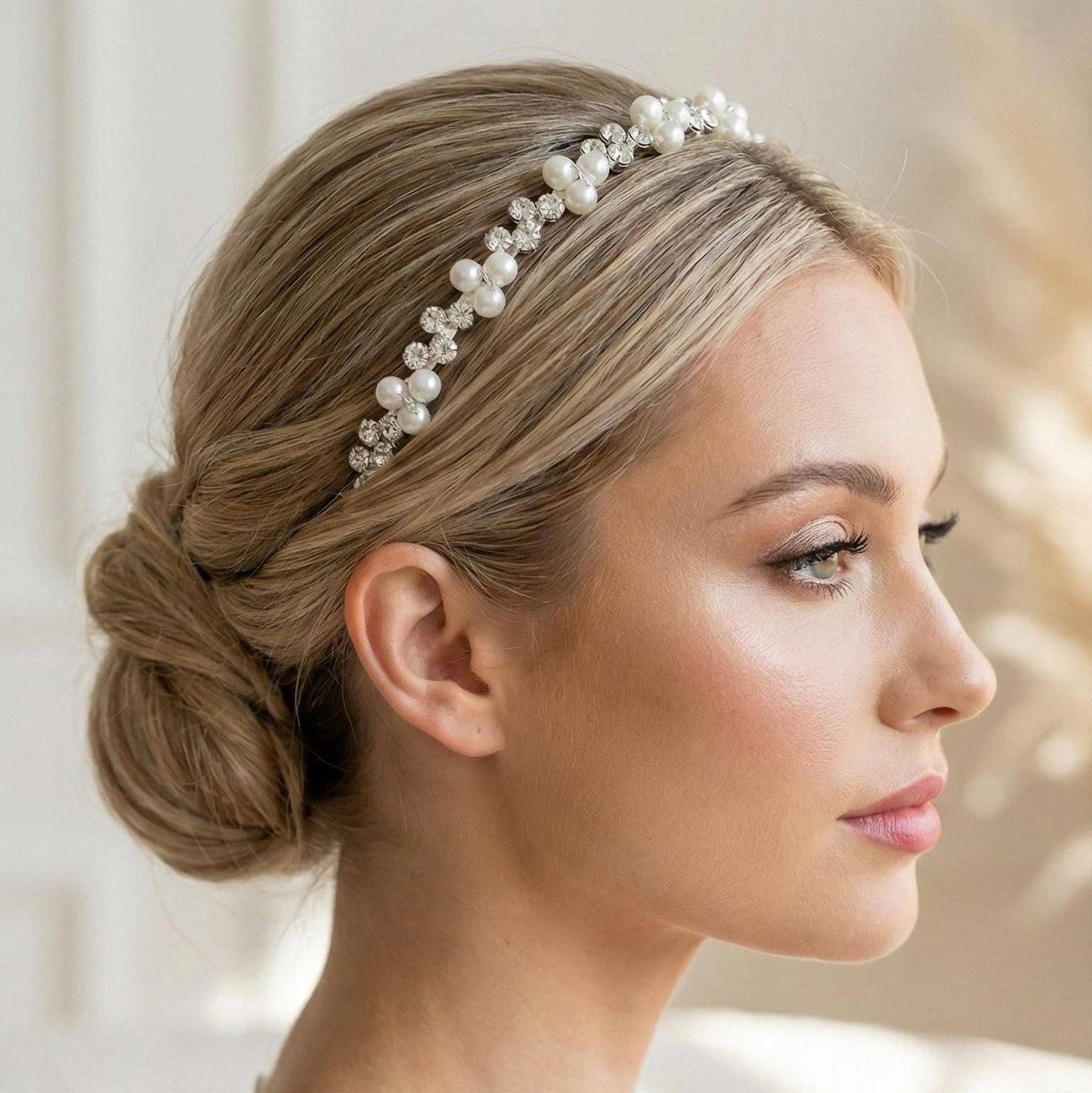 Cremefarbener Perlen Haarreif mit Kristallen für Bräute - AVYRAA BRIDAL