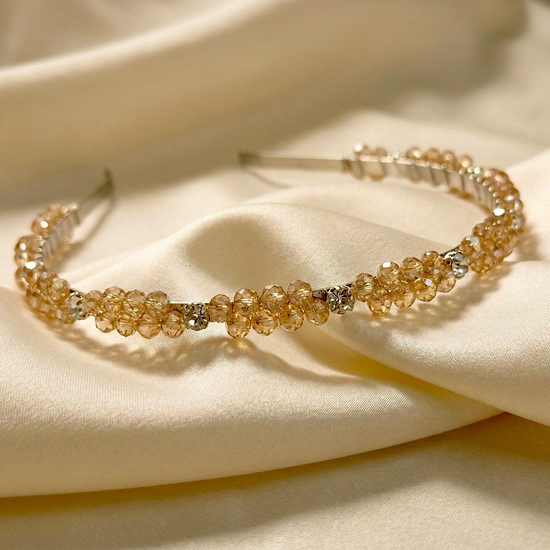 Crystal Bridal Tiara Gold – Handgefertigte Braut Krone mit Kristallen, Elegantes Hellgold Haarband Wedding Crown - AVYRAA BRIDAL