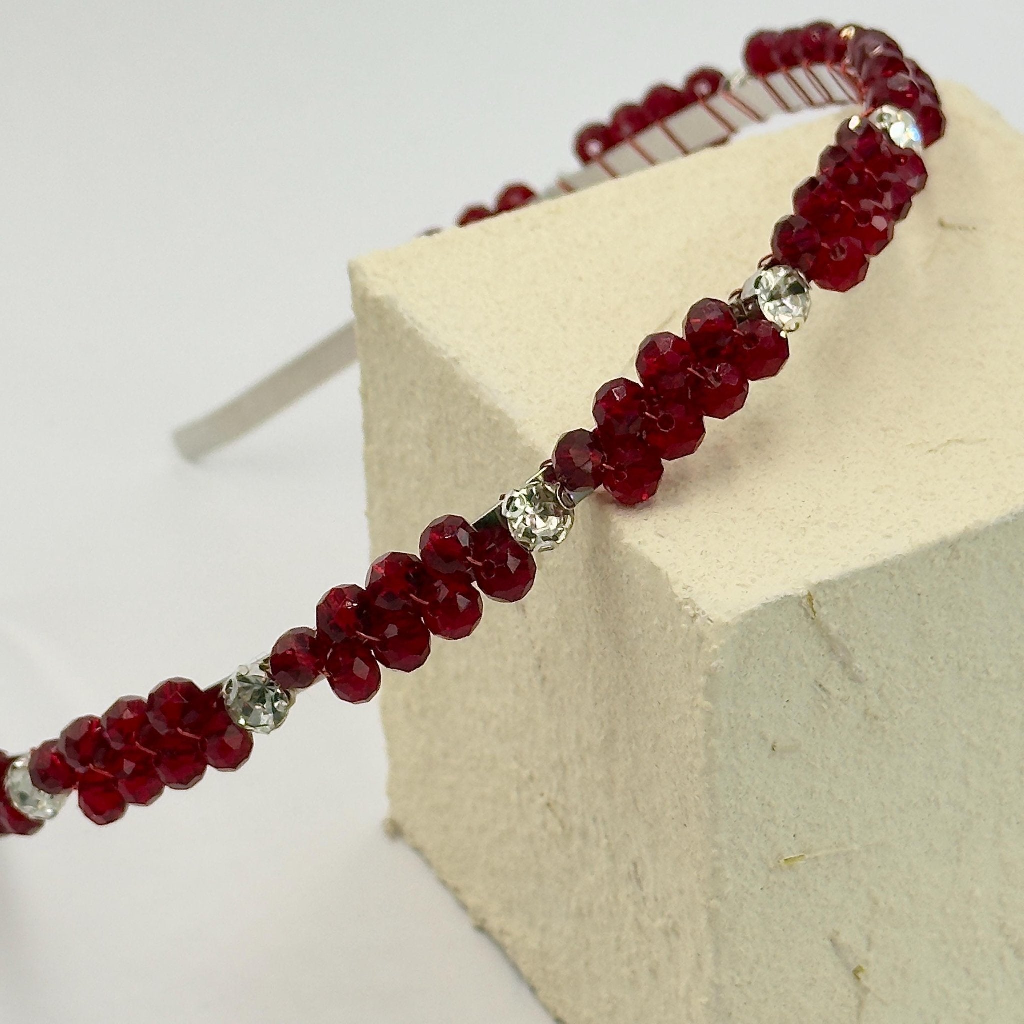 Dark Red Crystal Haarband, Elegante Braut Tiara, Handgefertigte Burgunder Kristallkrone, Hochzeits Haaraccessoire - AVYRAA BRIDAL