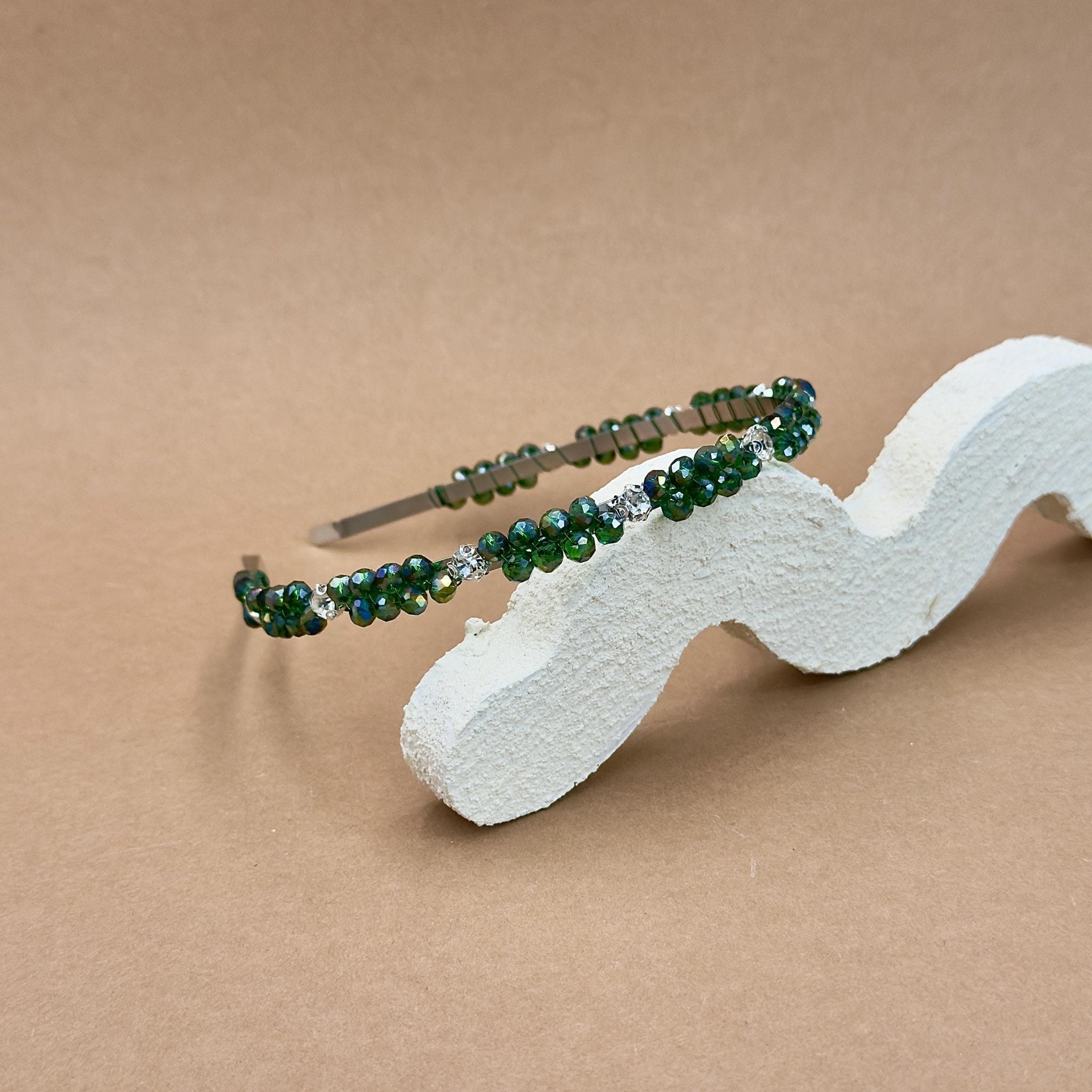 Dunkelgrünes Kristall - Haarband, elegantes Kronen - Tiara mit tiefgrünen Kristallen, handgefertigt, Braut Haarschmuck, Hochzeit - AVYRAA BRIDAL