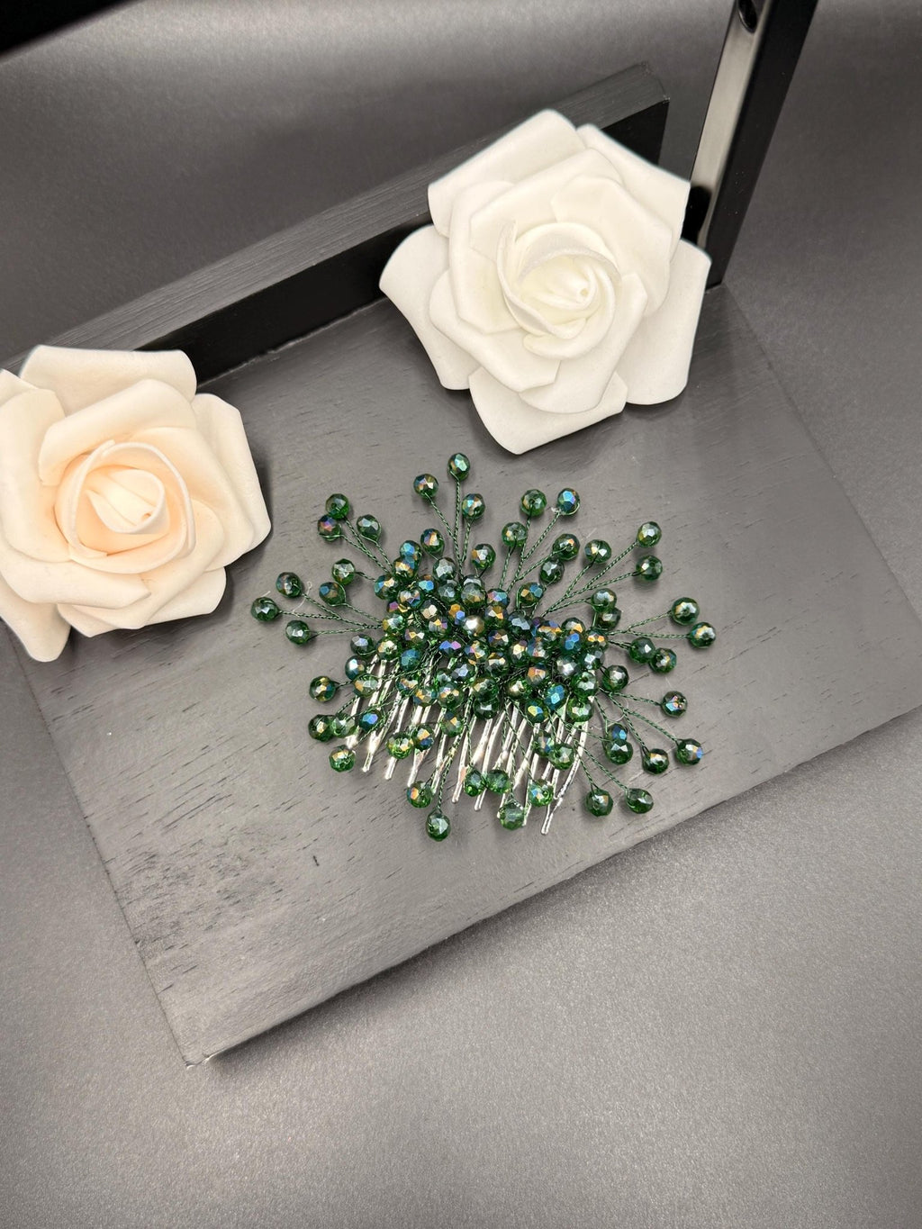 Edler Braut Haarkamm aus Kristallen mit strahlender Optik - AVYRAA BRIDAL