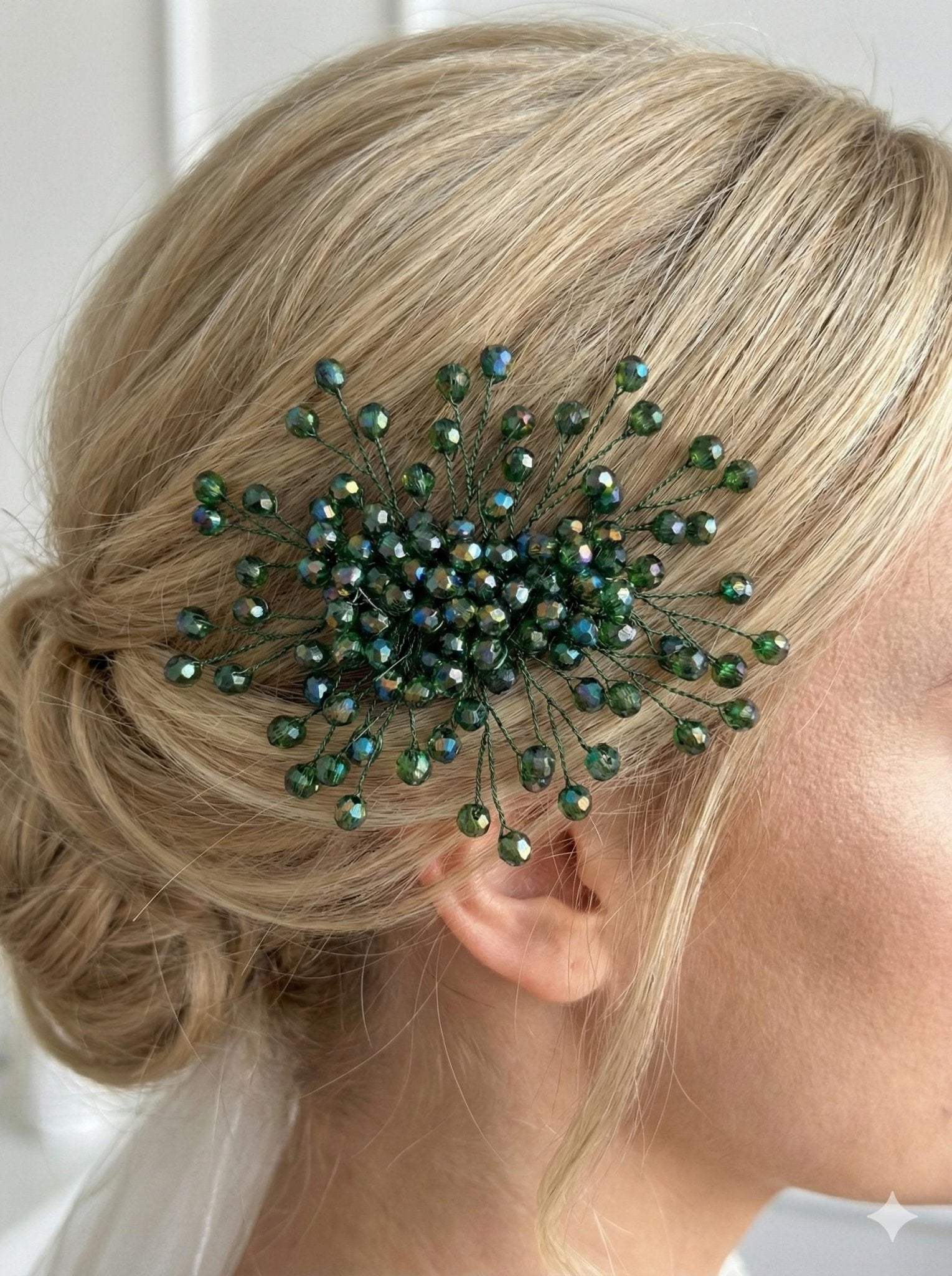 Edler Braut Haarkamm aus Kristallen mit strahlender Optik - AVYRAA BRIDAL