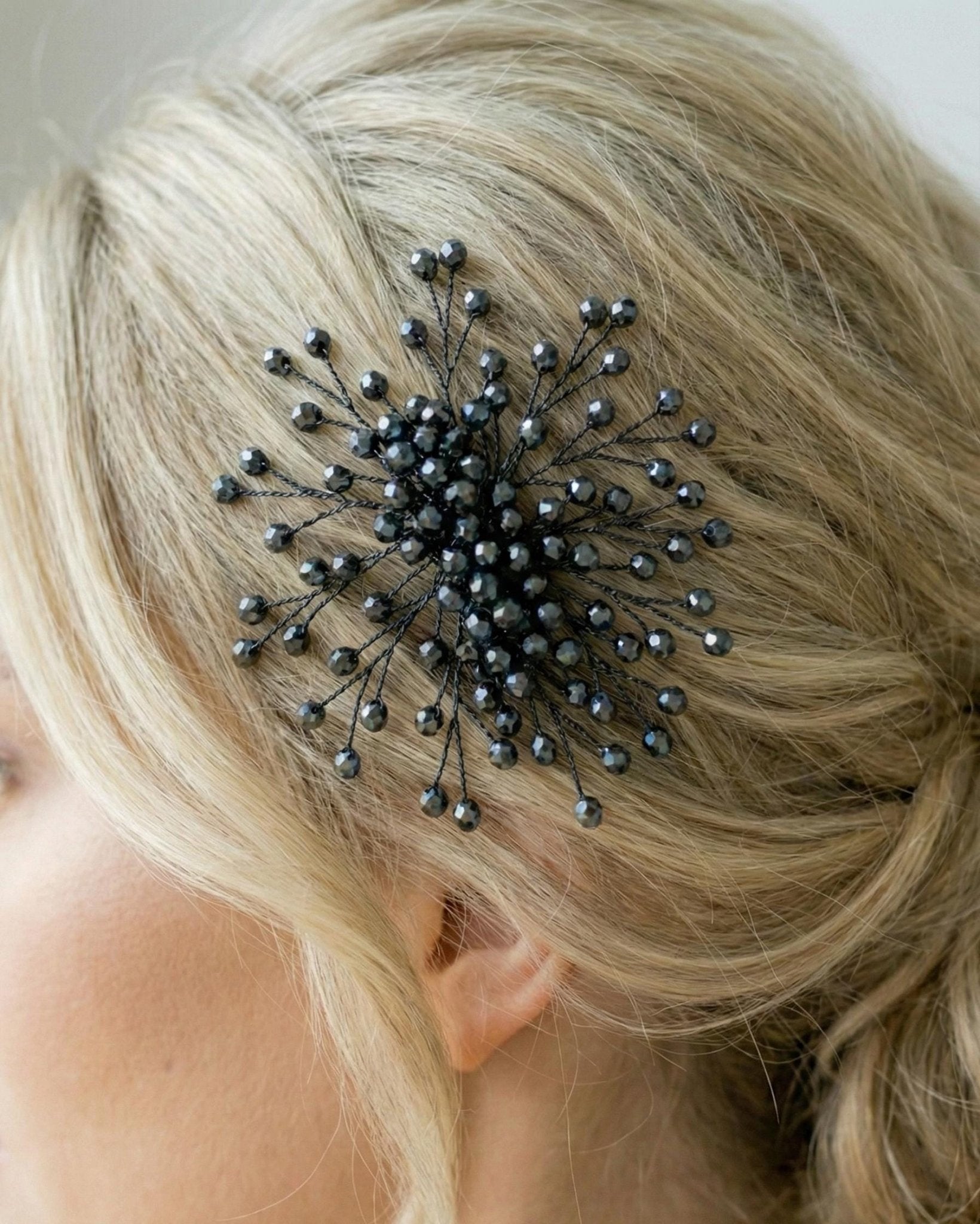 Edler Braut Haarkamm aus Kristallen mit strahlender Optik - AVYRAA BRIDAL