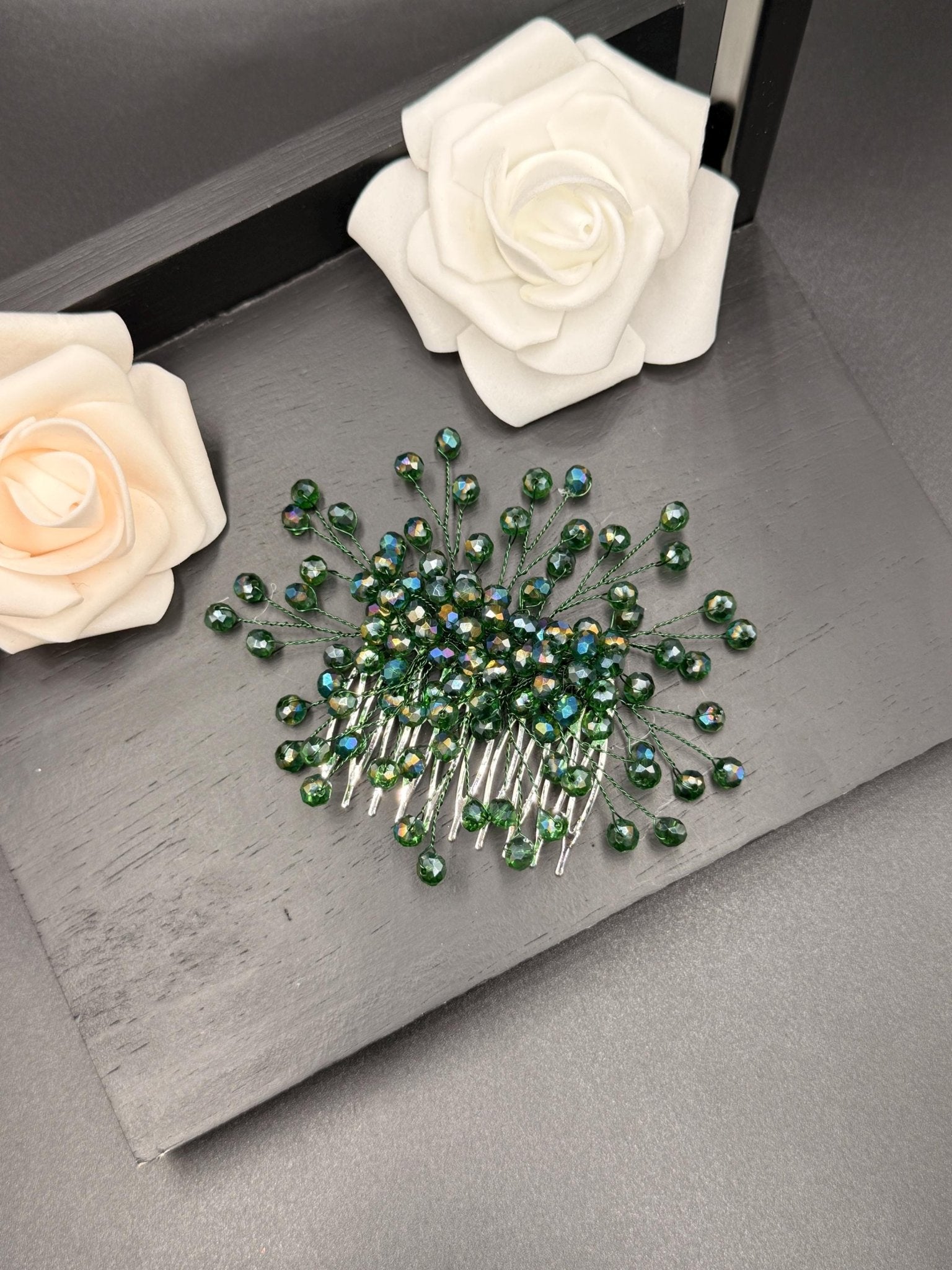 Edler Braut Haarkamm aus Kristallen mit strahlender Optik - AVYRAA BRIDAL