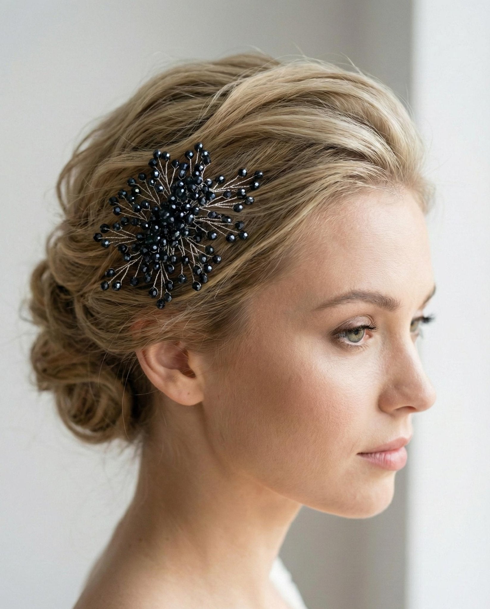 Edler Braut Haarkamm aus Kristallen mit strahlender Optik - AVYRAA BRIDAL