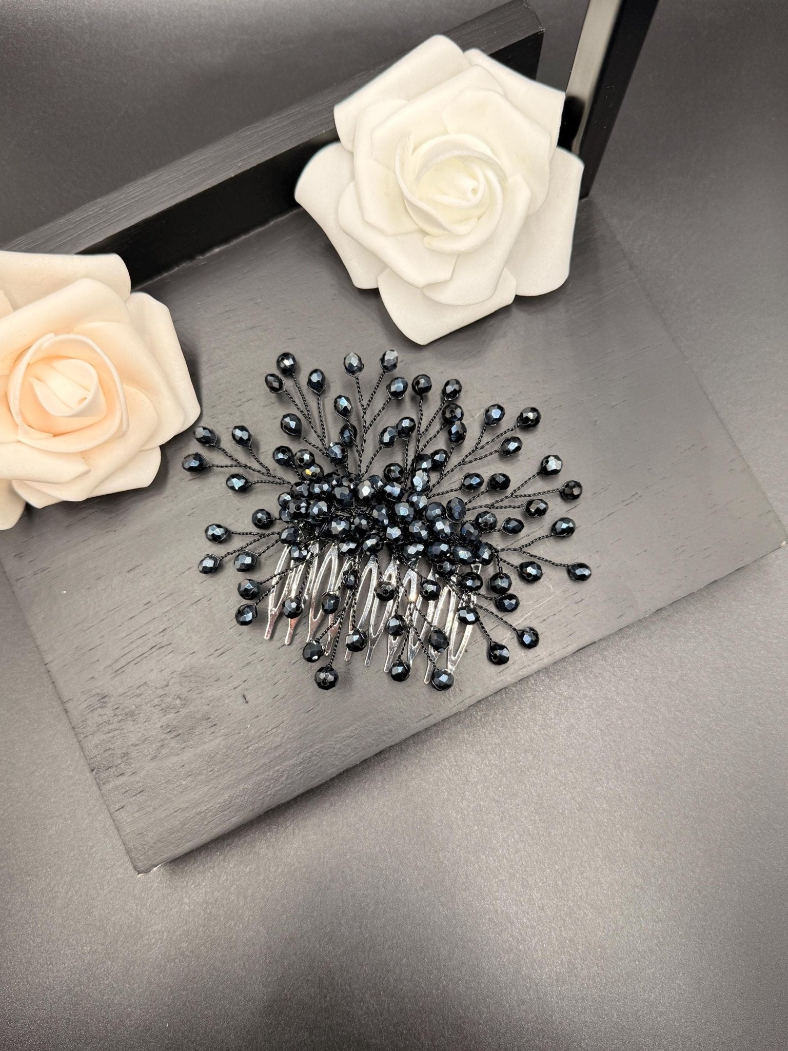 Edler Braut Haarkamm aus Kristallen mit strahlender Optik - AVYRAA BRIDAL