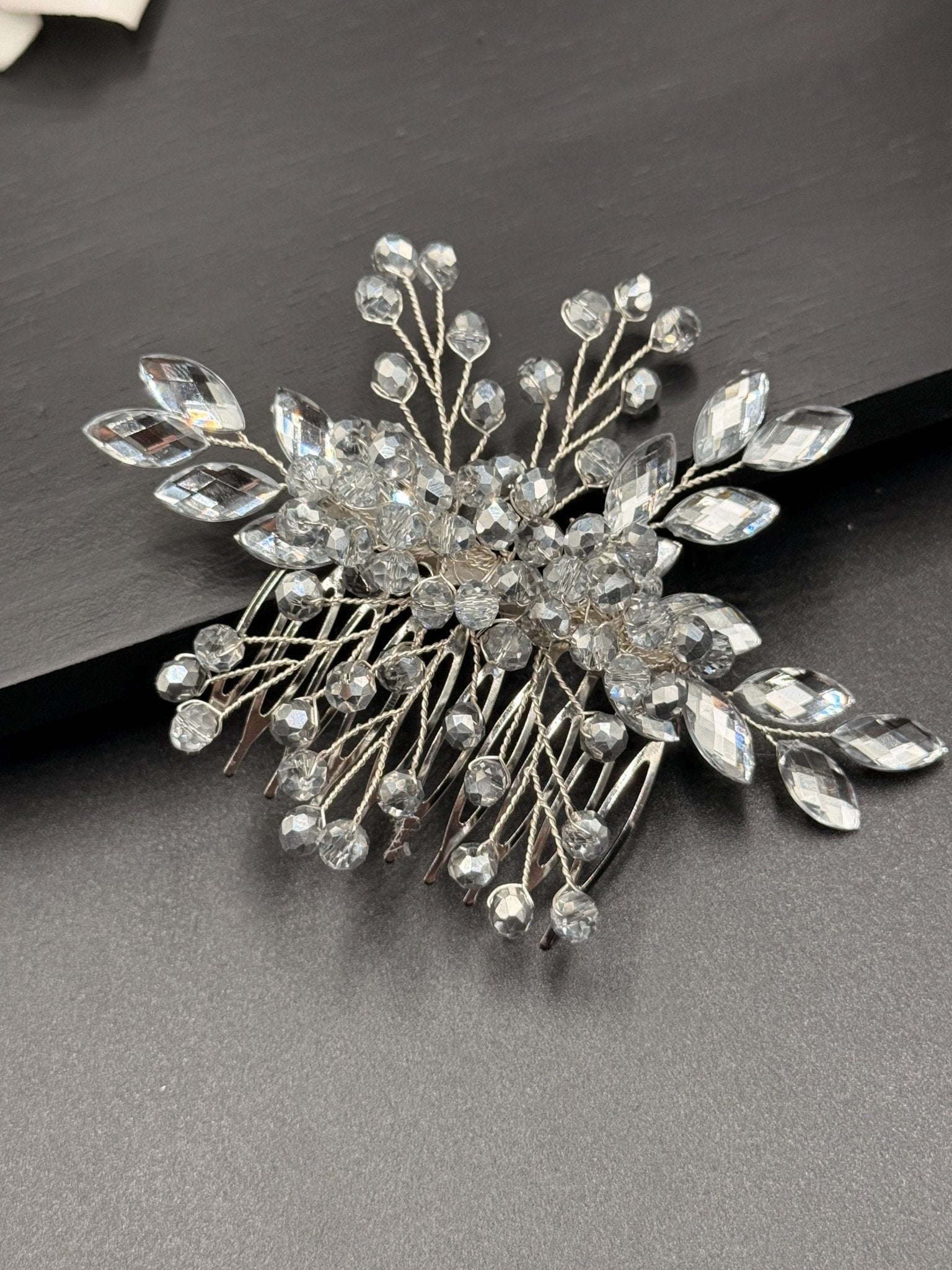 Edler Kristall Haarkamm für Bräute | Hochzeits Haarschmuck, Bridal Hair Comb, Handgefertigter Accessoire, funkelnde Kristalle - AVYRAA BRIDAL