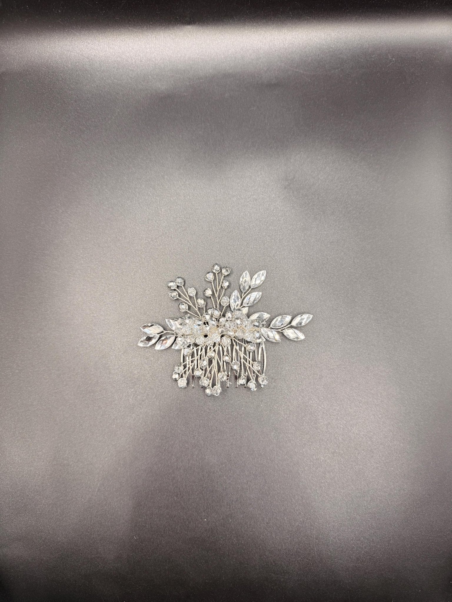 Edler Kristall Haarkamm für Bräute | Hochzeits Haarschmuck, Bridal Hair Comb, Handgefertigter Accessoire, funkelnde Kristalle - AVYRAA BRIDAL
