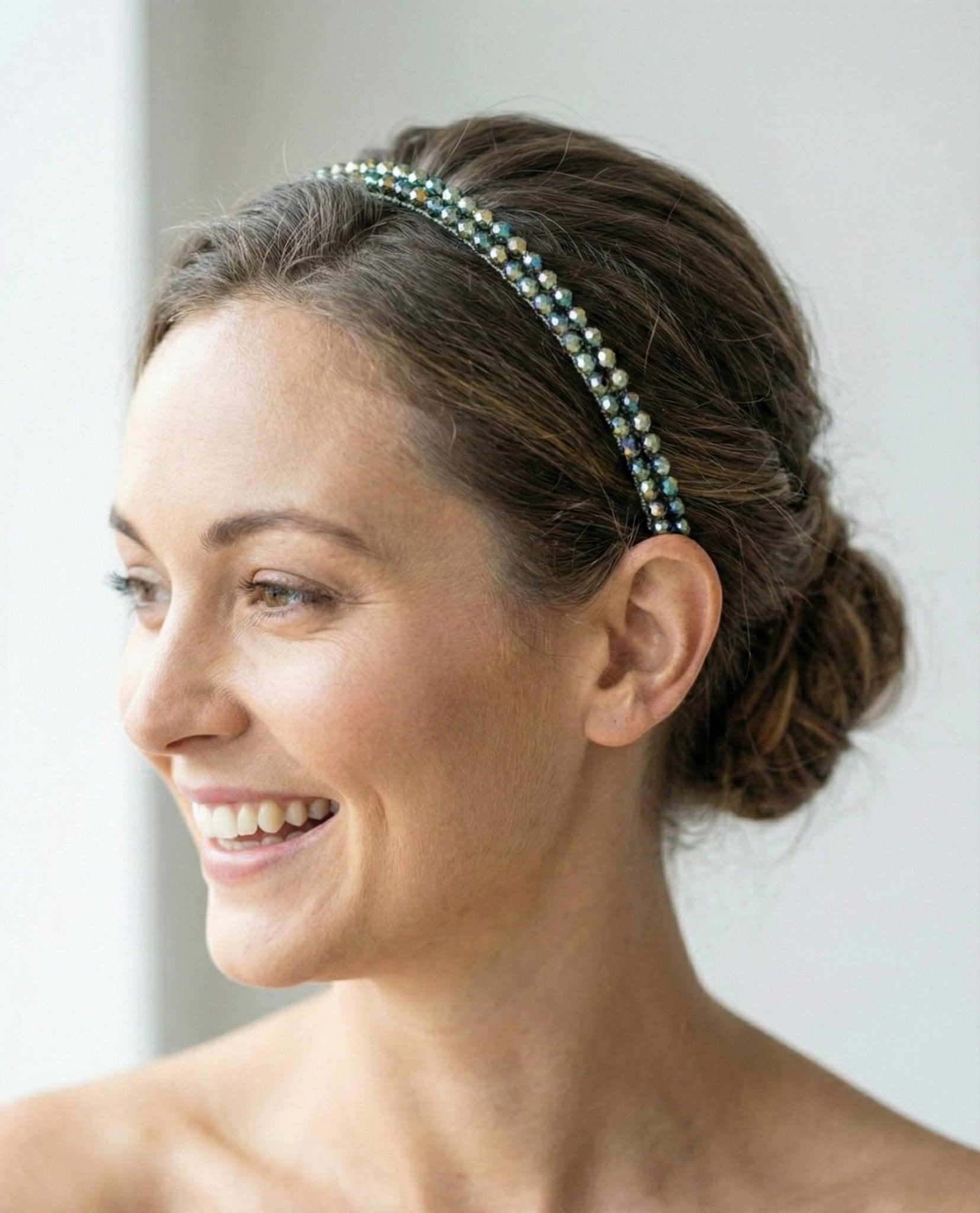 Elegante Braut Tiara in Schwarz | Zarte Kristall Tiara für Hochzeit & Abendveranstaltungen | Feiner Haarreif - AVYRAA BRIDAL