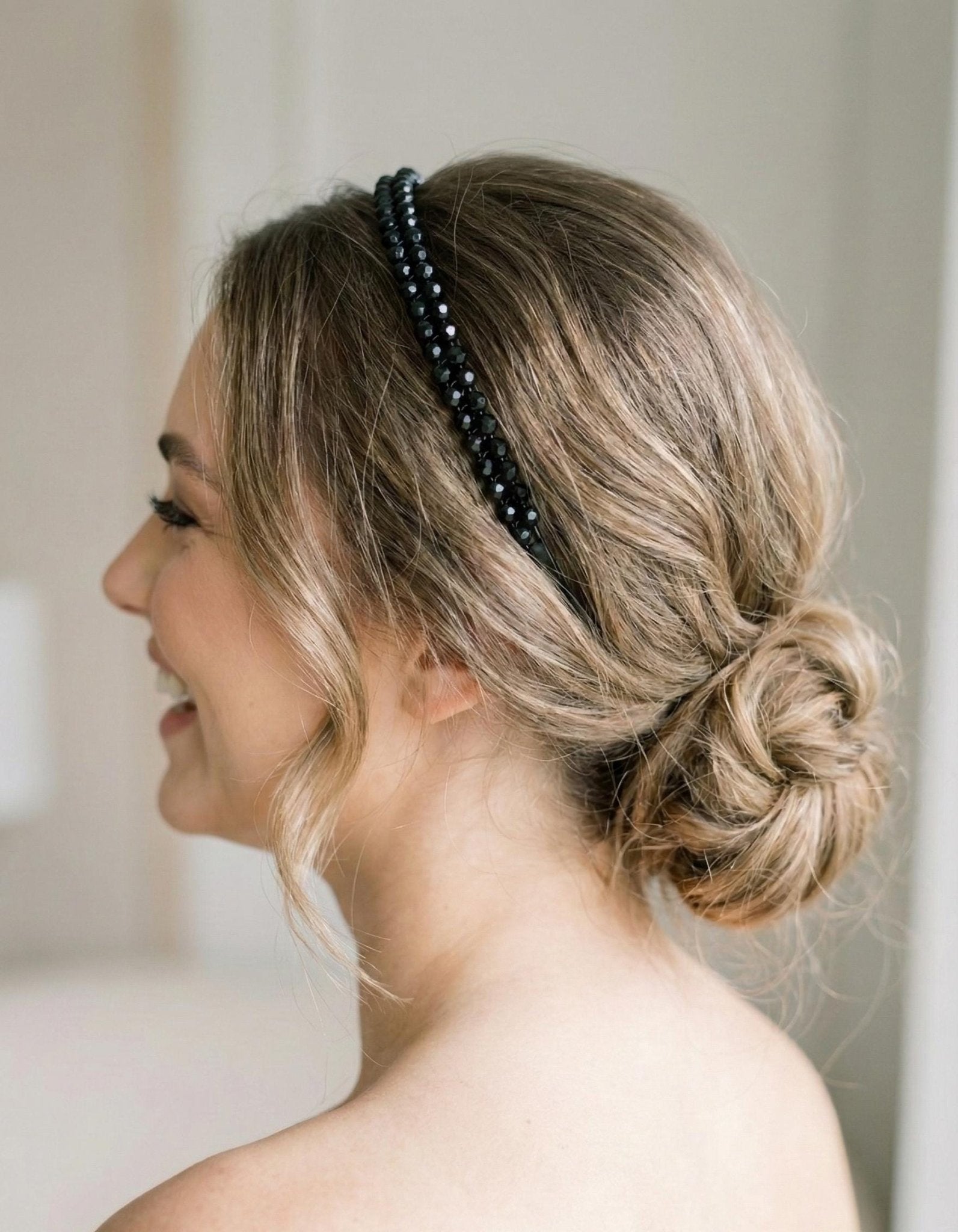 Elegante Braut Tiara in Schwarz | Zarte Kristall Tiara für Hochzeit & Abendveranstaltungen | Feiner Haarreif - AVYRAA BRIDAL