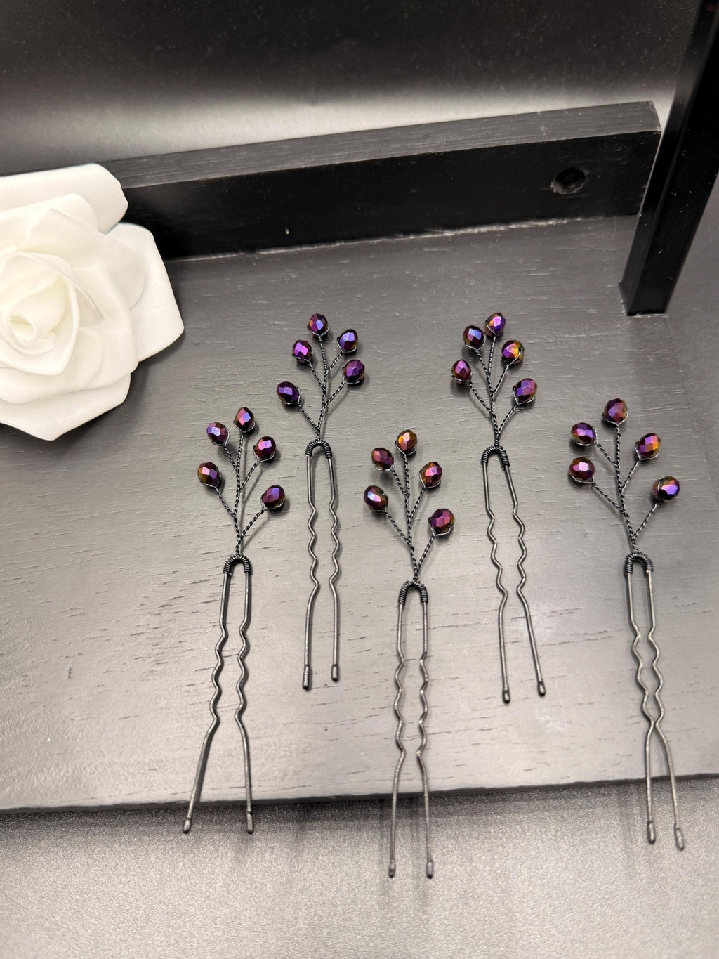 Elegante Haarnadeln mit irisierenden Violett - Schwarz Kristallen – Handgefertigte Haarpins für Braut & Abendfrisuren - AVYRAA BRIDAL