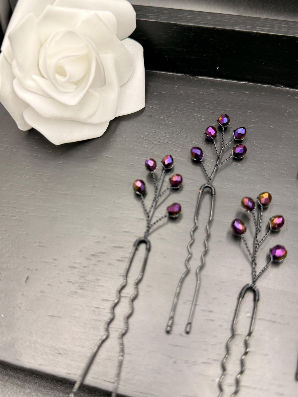 Elegante Haarnadeln mit irisierenden Violett - Schwarz Kristallen – Handgefertigte Haarpins für Braut & Abendfrisuren - AVYRAA BRIDAL
