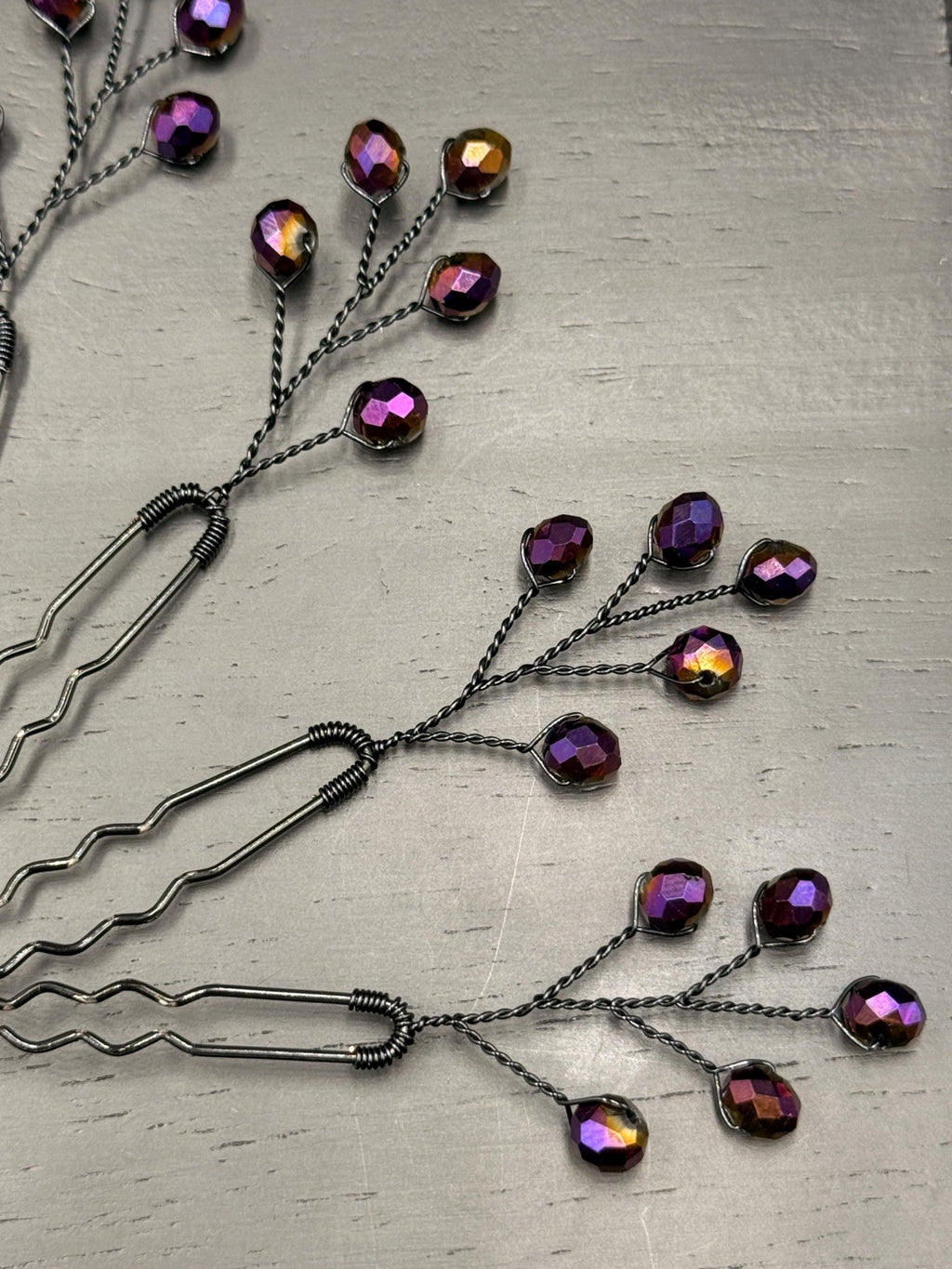 Elegante Haarnadeln mit irisierenden Violett - Schwarz Kristallen – Handgefertigte Haarpins für Braut & Abendfrisuren - AVYRAA BRIDAL
