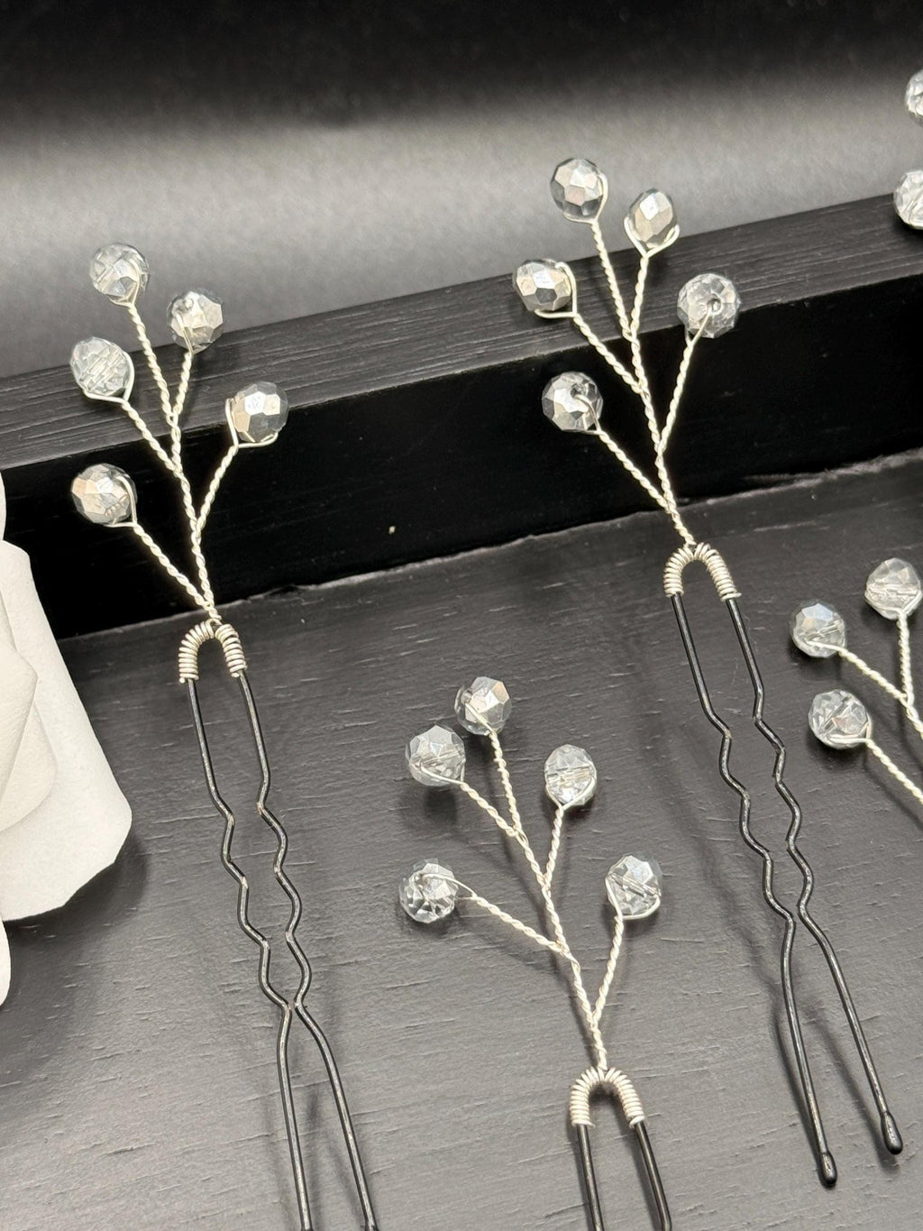 Elegante silberne Haarnadeln mit transparenten Glasperlen – Handgefertigte Haarpins für Braut - und Abendfrisuren - AVYRAA BRIDAL