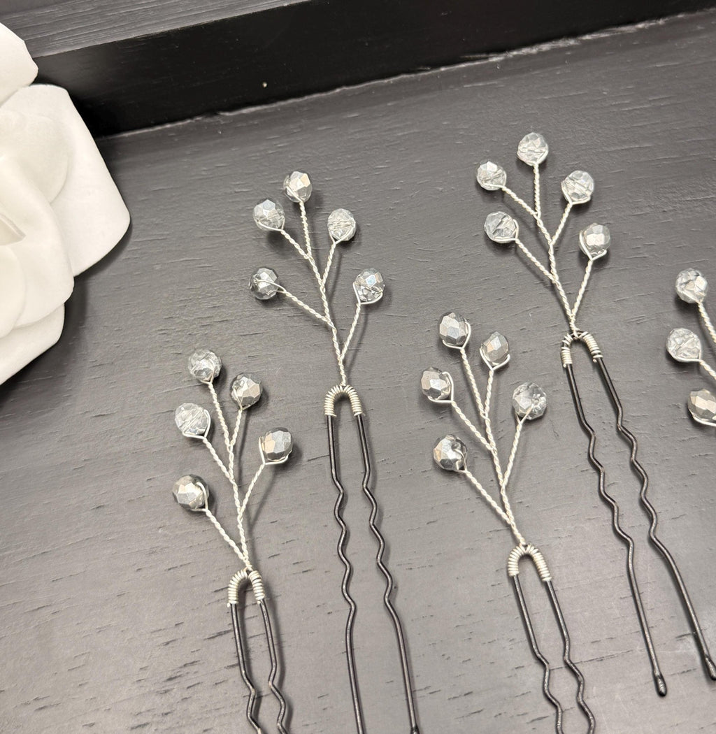 Elegante silberne Haarnadeln mit transparenten Glasperlen – Handgefertigte Haarpins für Braut - und Abendfrisuren - AVYRAA BRIDAL