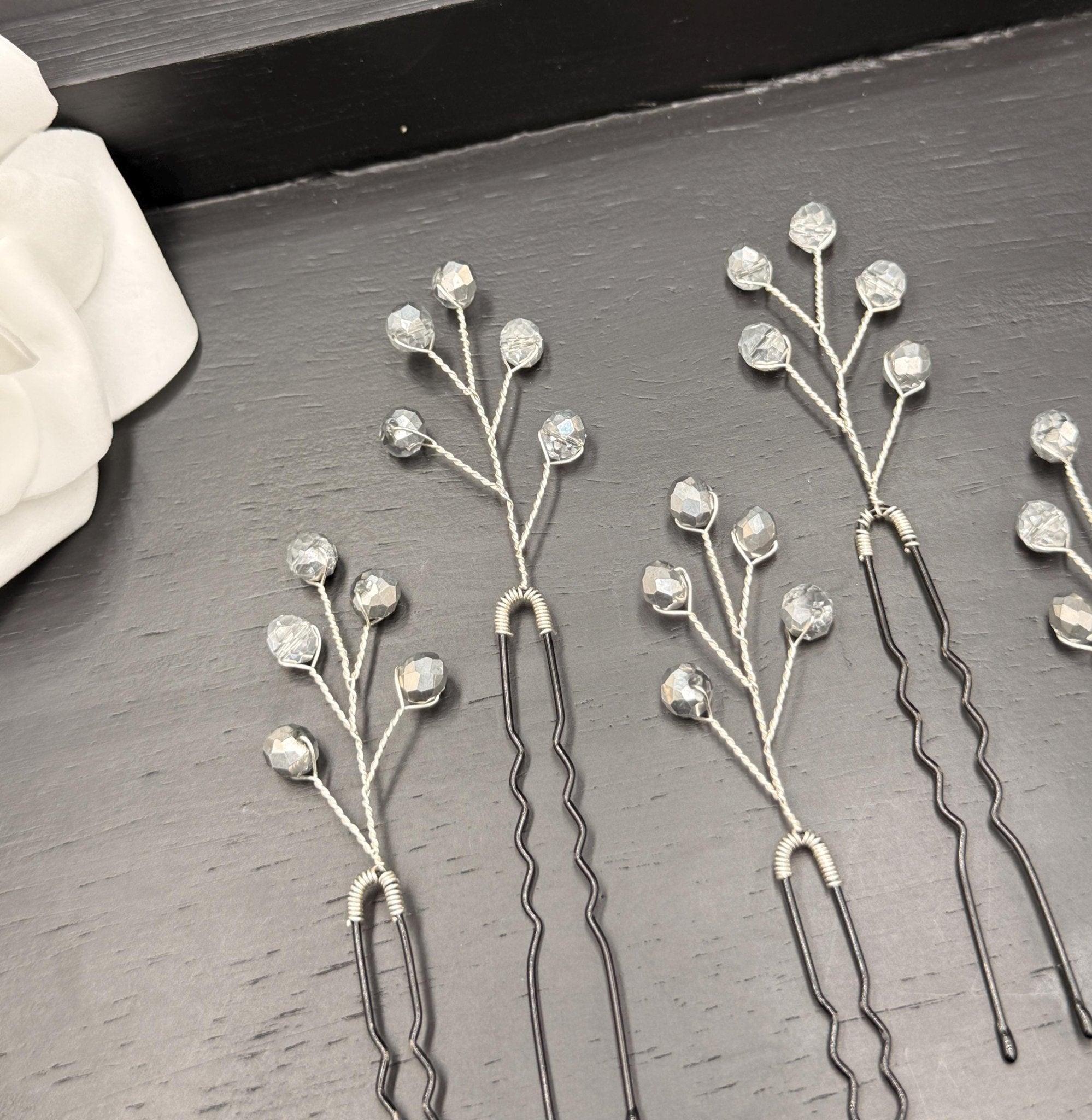 Elegante silberne Haarnadeln mit transparenten Glasperlen – Handgefertigte Haarpins für Braut - und Abendfrisuren - AVYRAA BRIDAL