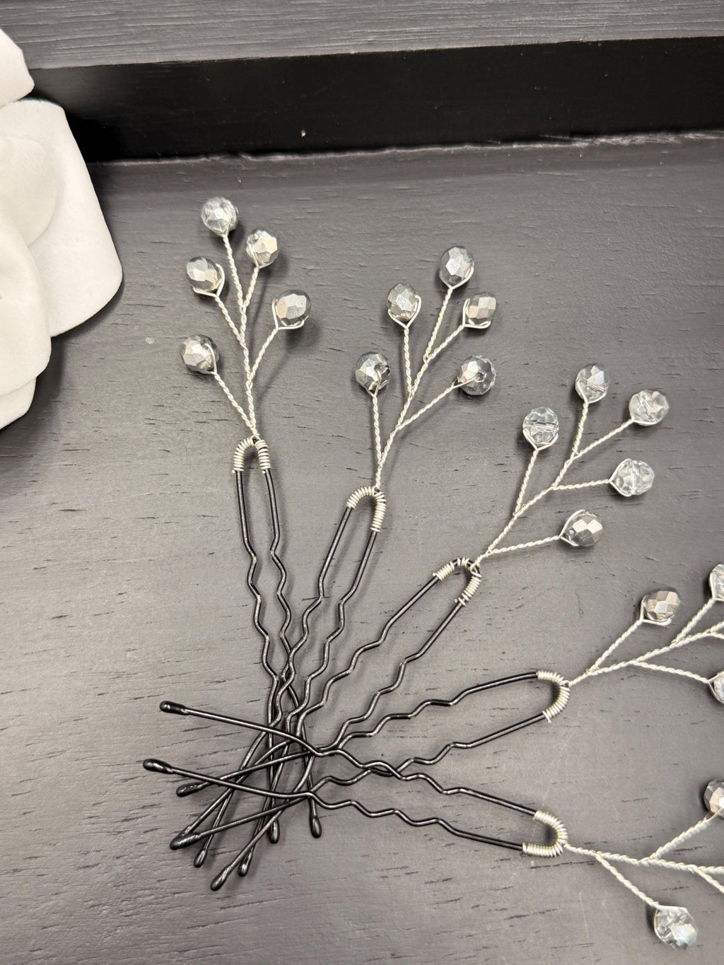 Elegante silberne Haarnadeln mit transparenten Glasperlen – Handgefertigte Haarpins für Braut - und Abendfrisuren - AVYRAA BRIDAL