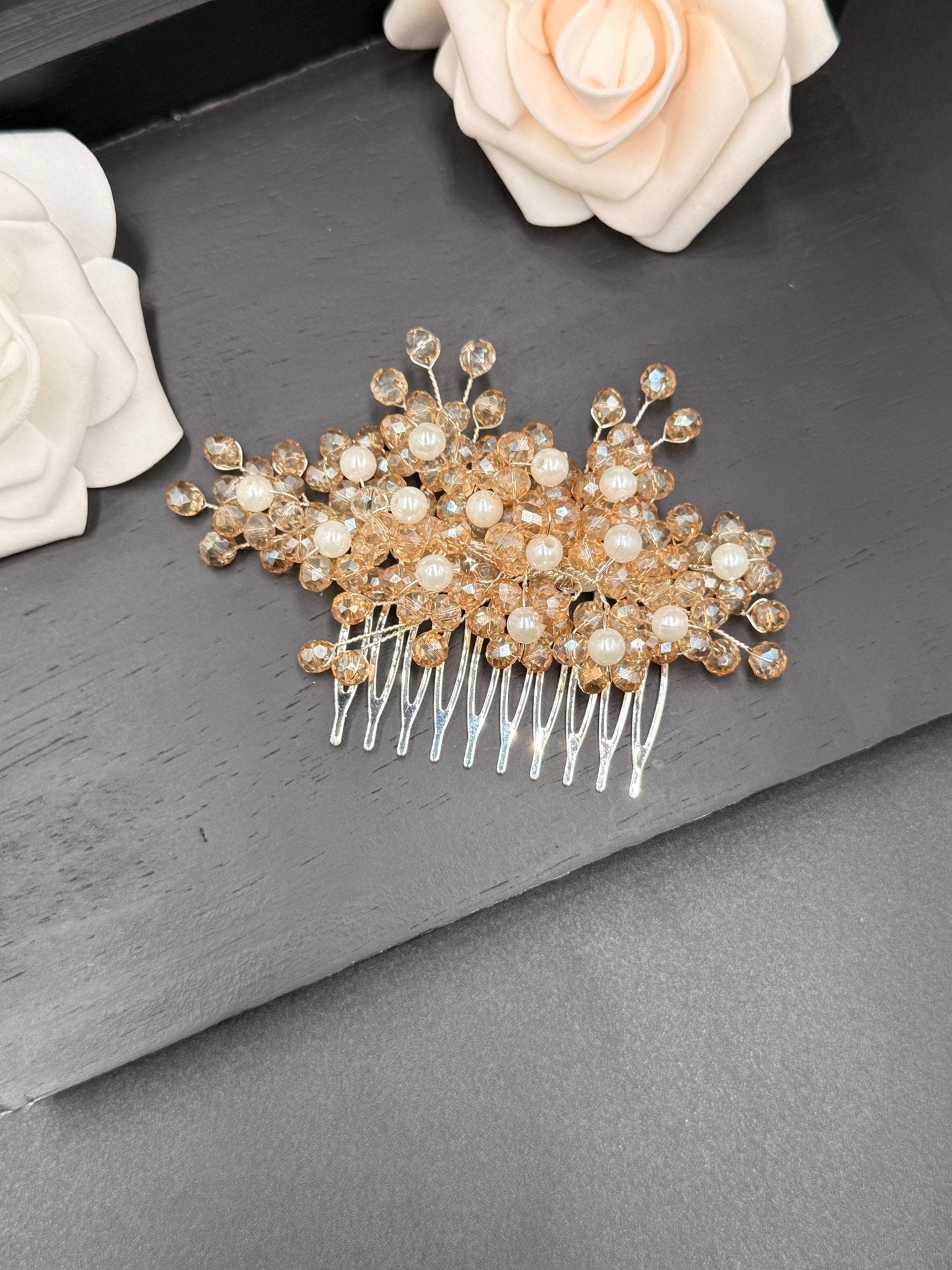 Eleganter Braut Haarkamm in Goldton mit Perlen und Kristallakzenten – handgemacht ca. 10 cm - AVYRAA BRIDAL