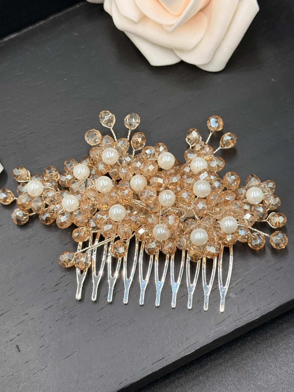 Eleganter Braut Haarkamm in Goldton mit Perlen und Kristallakzenten – handgemacht ca. 10 cm - AVYRAA BRIDAL