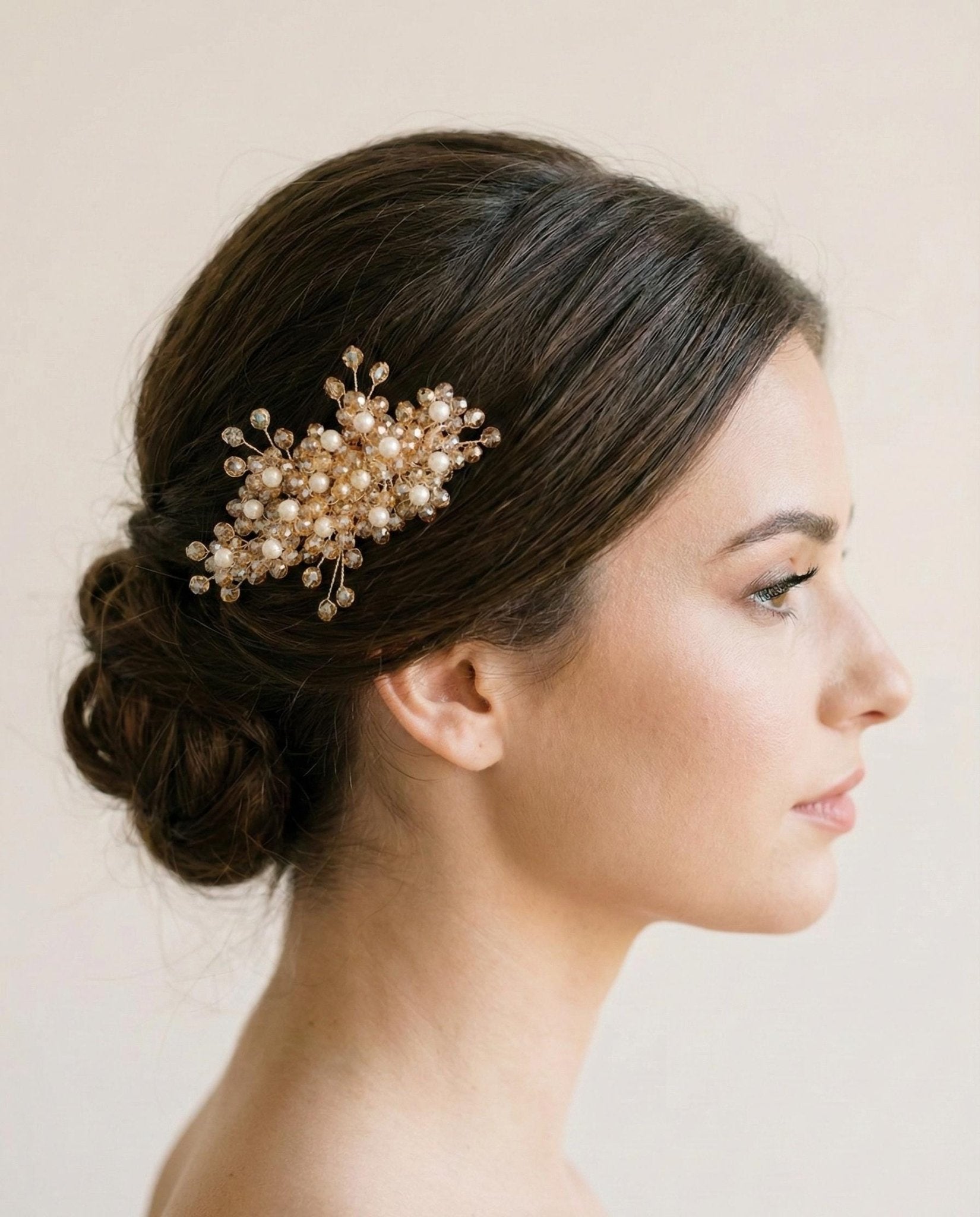 Eleganter Braut Haarkamm in Goldton mit Perlen und Kristallakzenten – handgemacht ca. 10 cm - AVYRAA BRIDAL