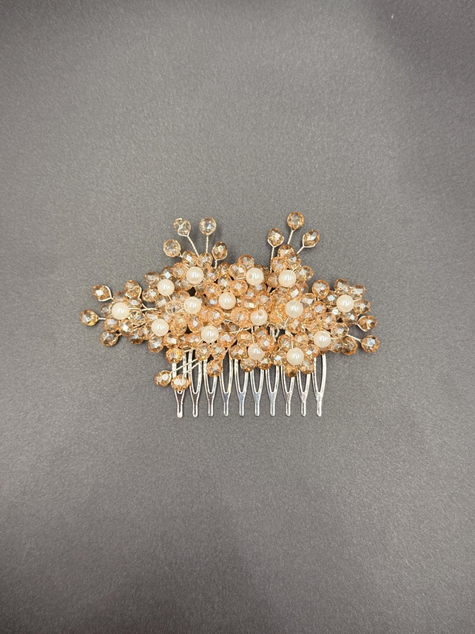 Eleganter Braut Haarkamm in Goldton mit Perlen und Kristallakzenten – handgemacht ca. 10 cm - AVYRAA BRIDAL