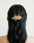 Eleganter Braut Haarkamm in Goldton mit Perlen und Kristallakzenten – handgemacht ca. 10 cm - AVYRAA BRIDAL