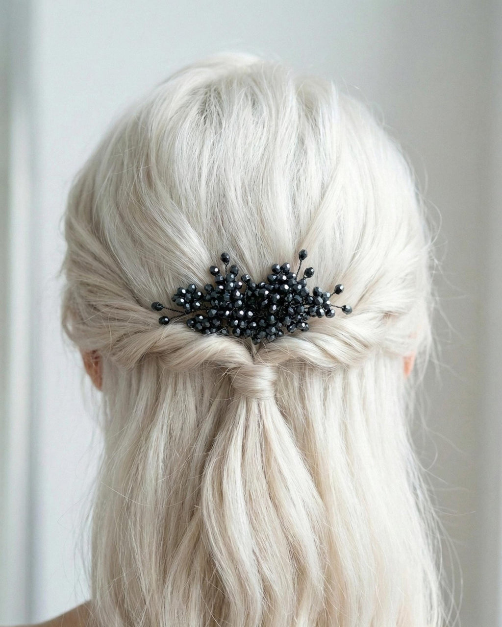 Eleganter Braut Haarkamm mit dunklen Kristallen – handgefertigter Hochzeitsschmuck - AVYRAA BRIDAL